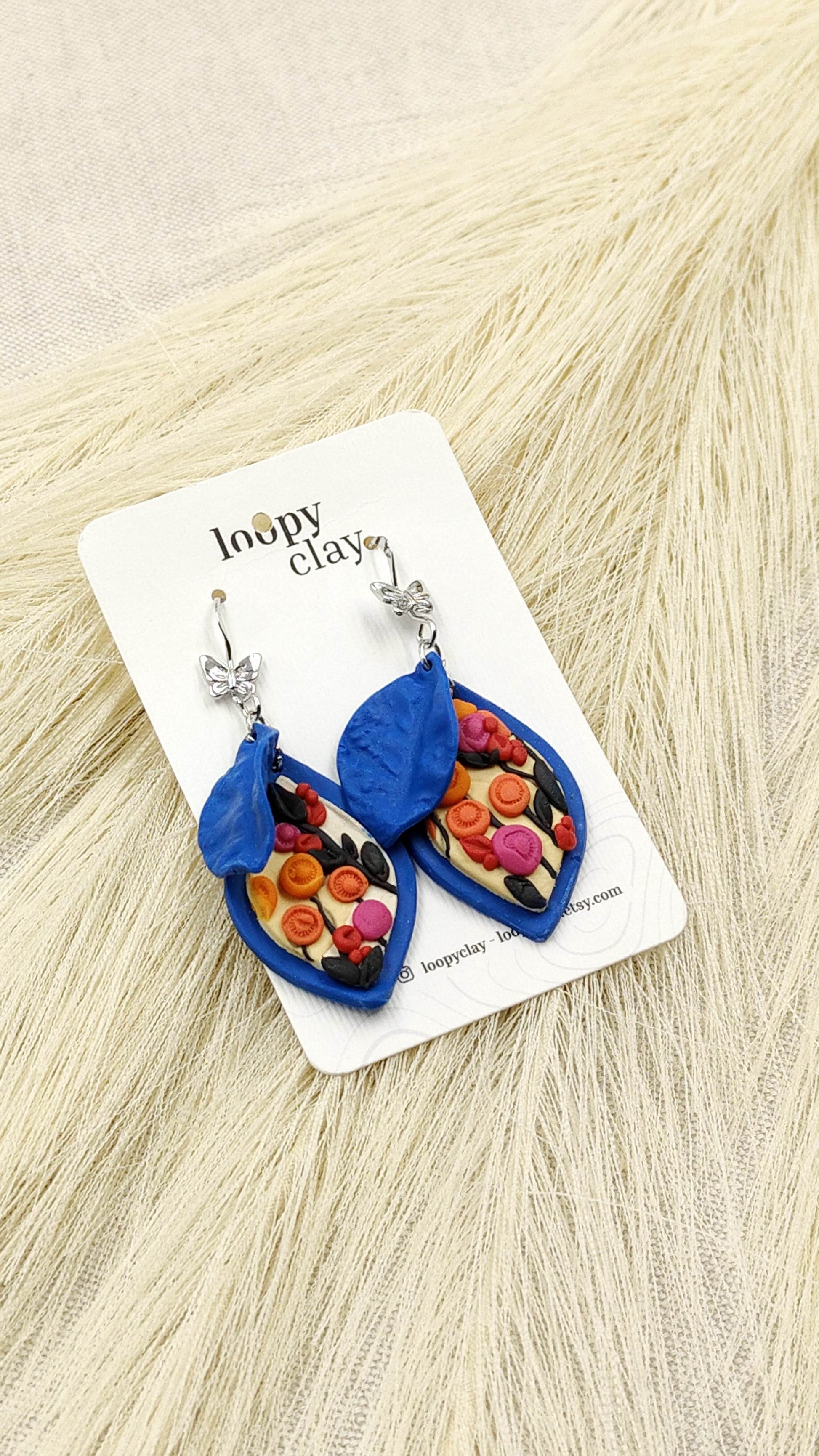 Orecchini Pendenti primavera prato fiorito - petalo blu - Loopy Clay