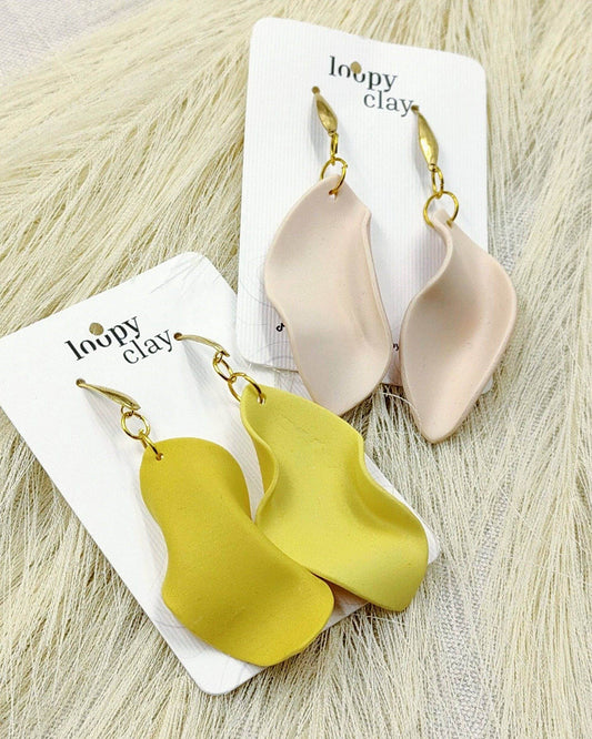 Delicati orecchini petali di fiore bicolore - Loopy Clay