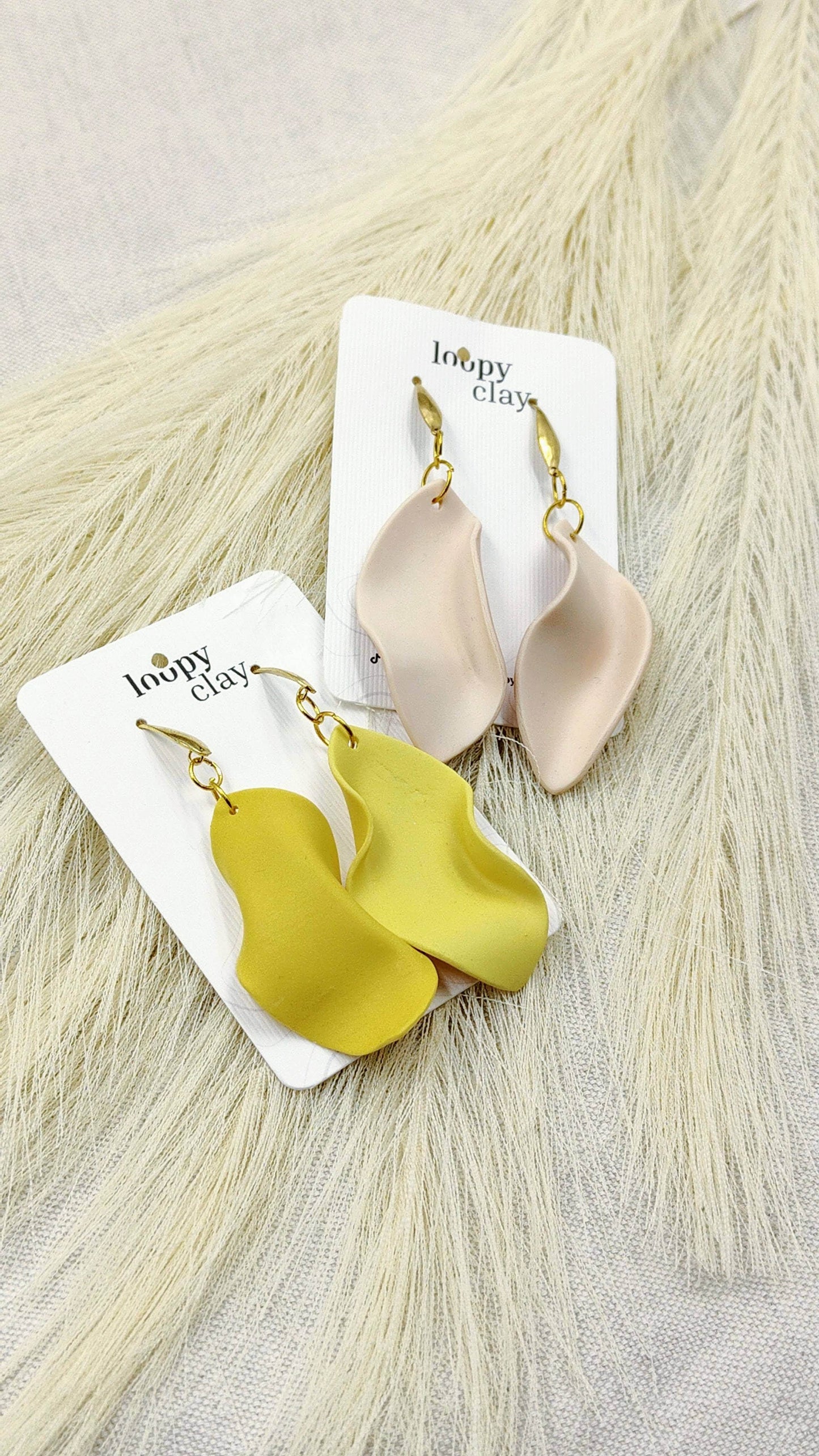 Delicati orecchini petali di fiore bicolore - Loopy Clay