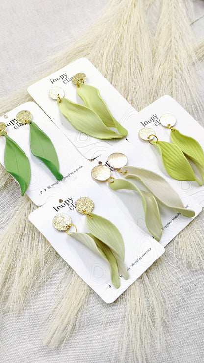 Orecchini a bottone: Delicate foglie di campo bicolore