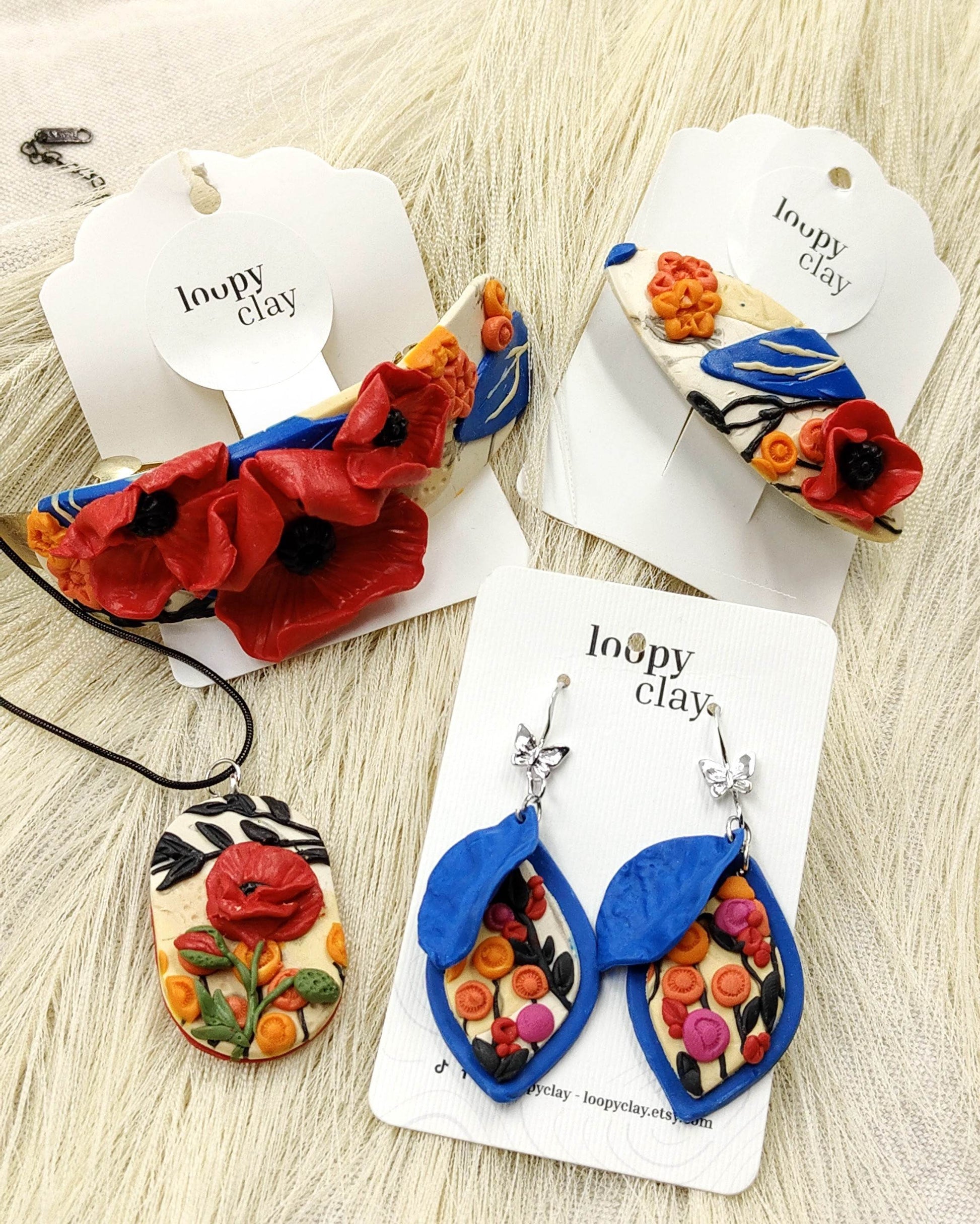 Collana pezzo unico con prato e papaveri realistici - Loopy Clay