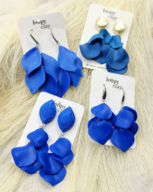 Orecchini petali di fiore, eleganza in blu - Loopy Clay