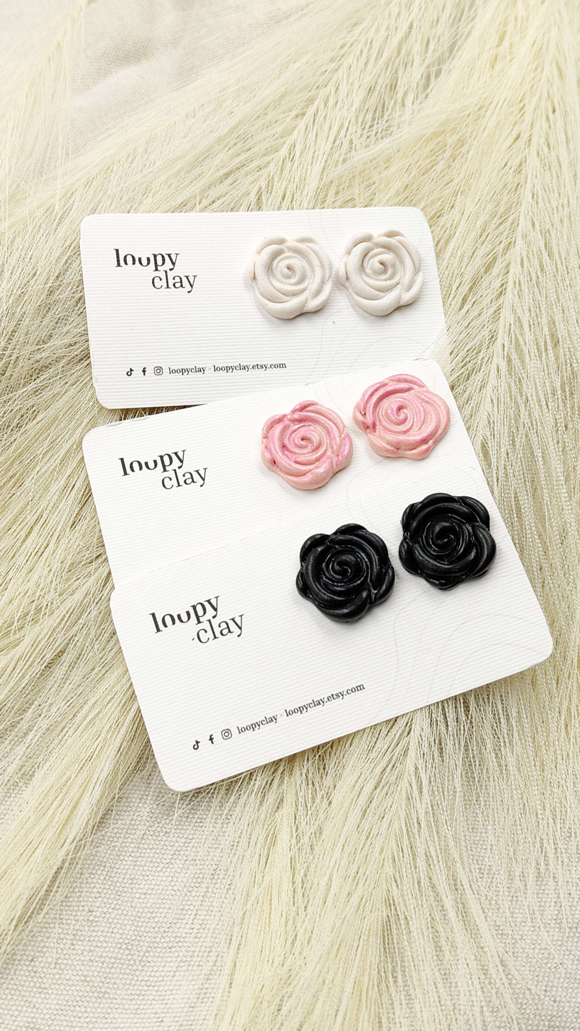 Orecchini a bottone rose stilizzate