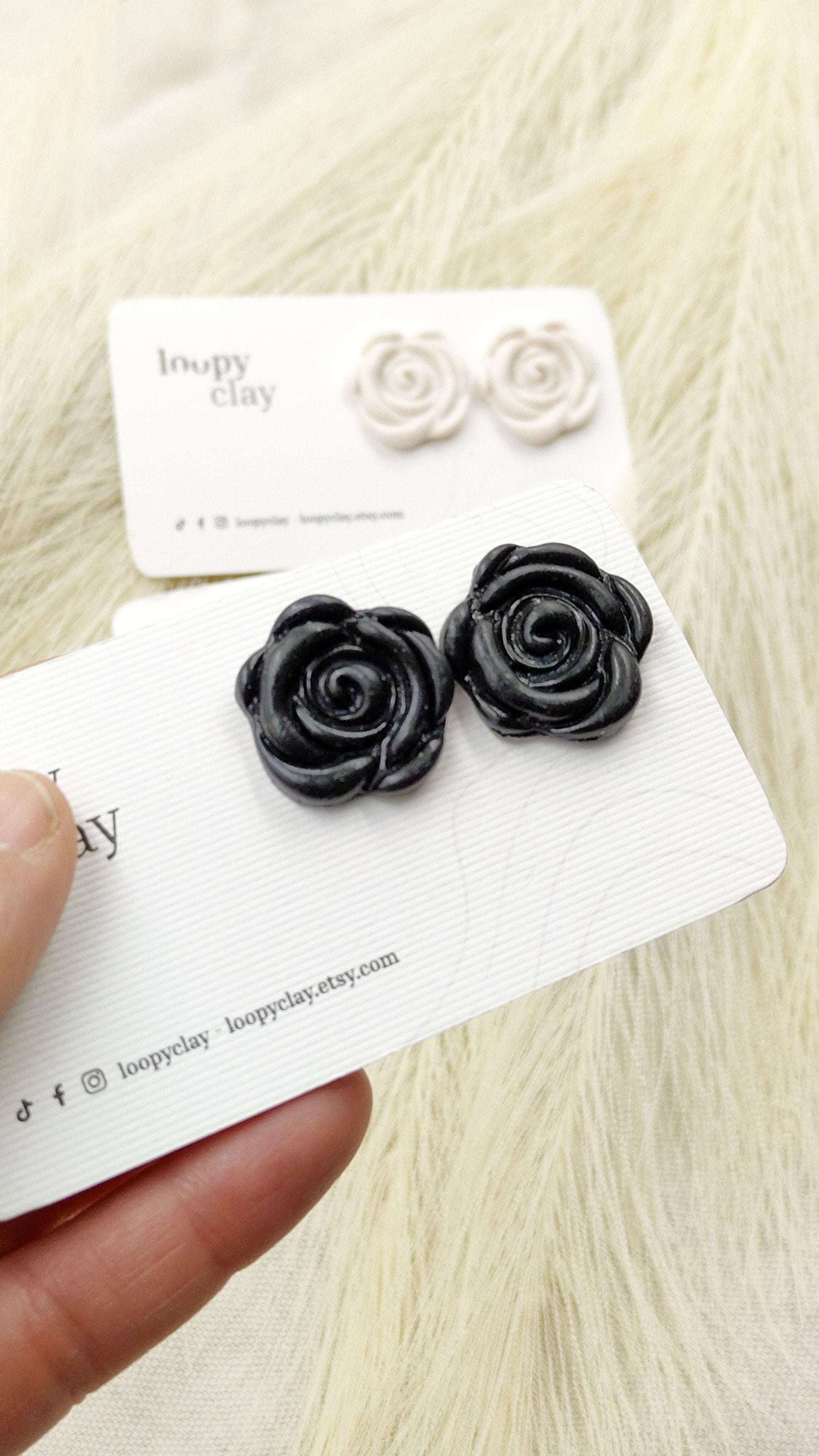 Orecchini a bottone rose stilizzate