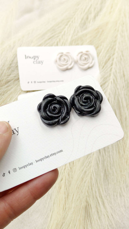 Orecchini a bottone rose stilizzate