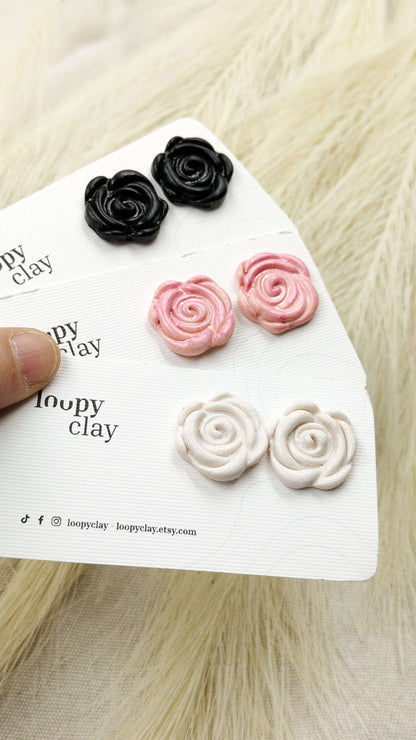 Orecchini a bottone rose stilizzate