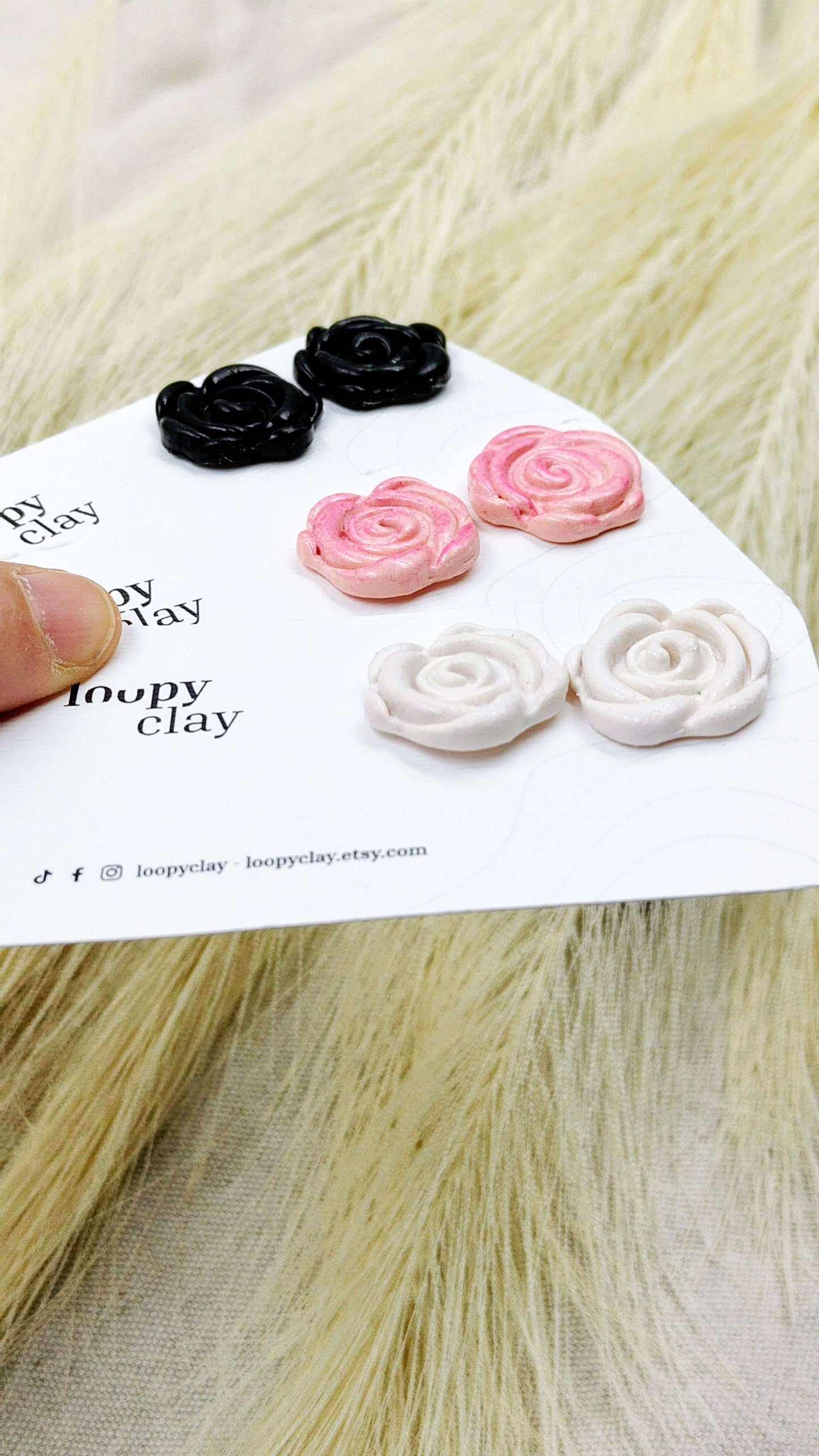 Orecchini a bottone rose stilizzate