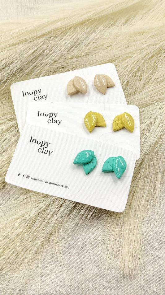 Orecchini a bottone minimal leaf - giallo, rosa e turchese - Loopy Clay