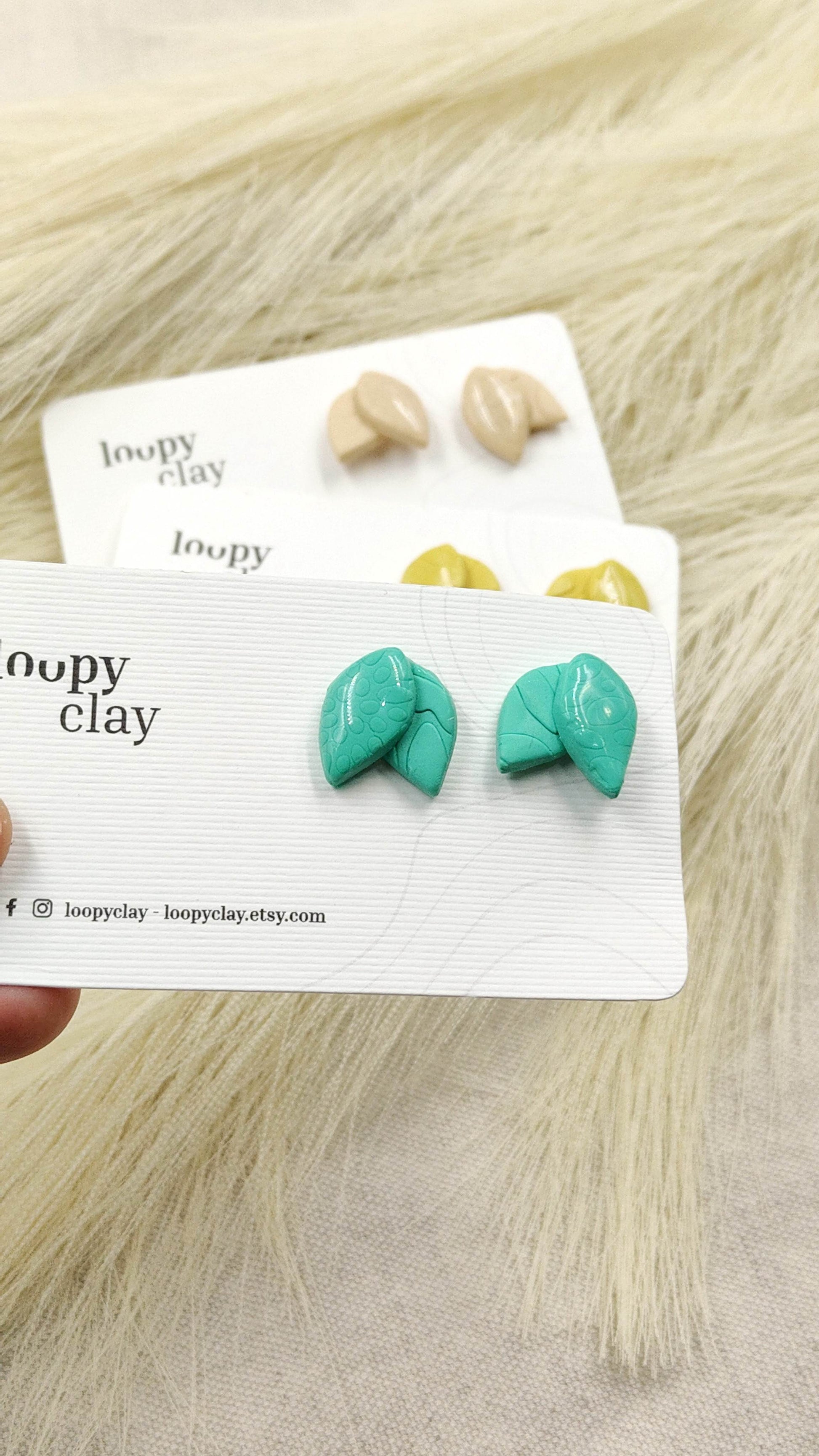 Orecchini a bottone minimal leaf - giallo, rosa e turchese