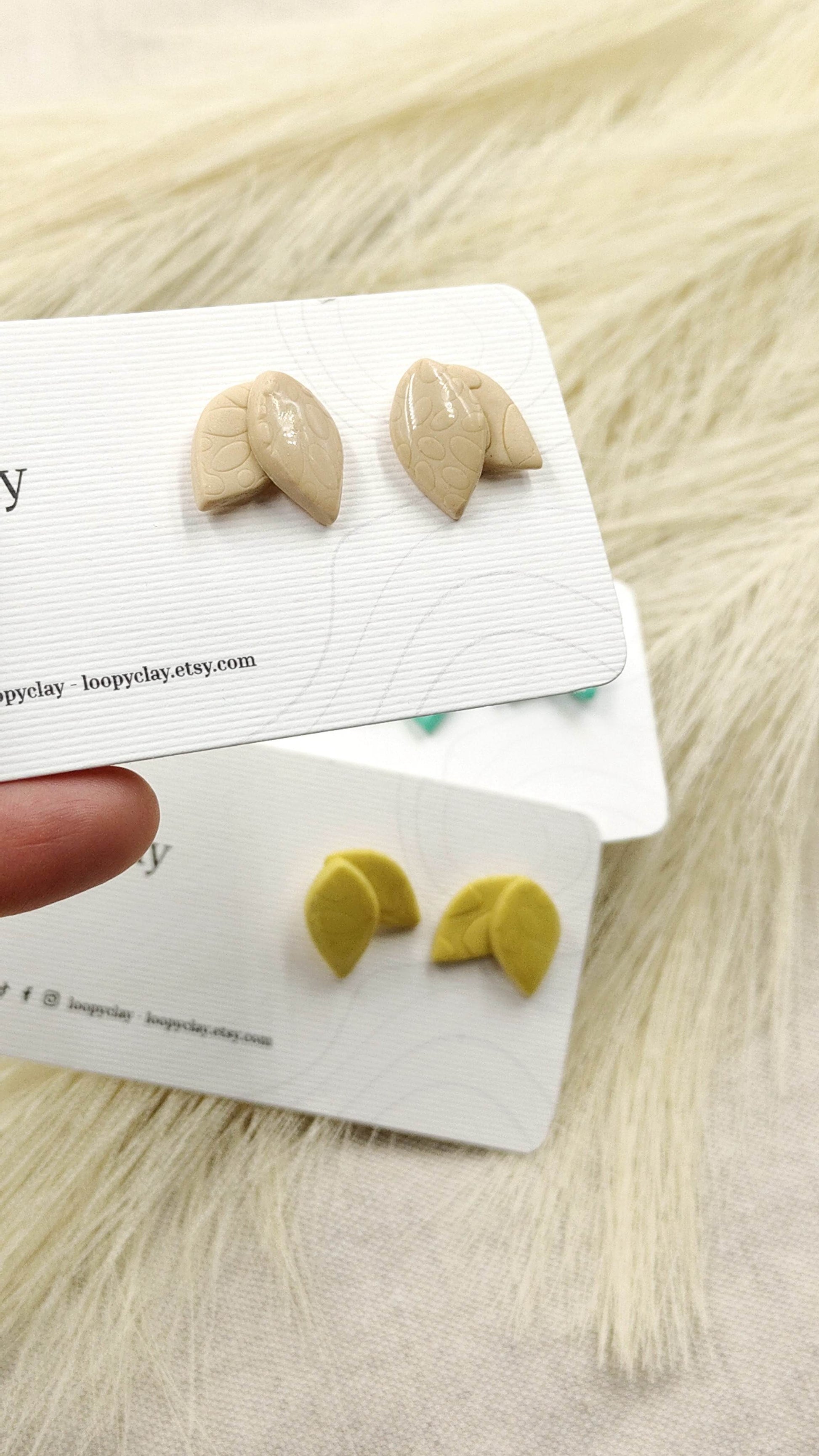 Orecchini a bottone minimal leaf - giallo, rosa e turchese - Loopy Clay