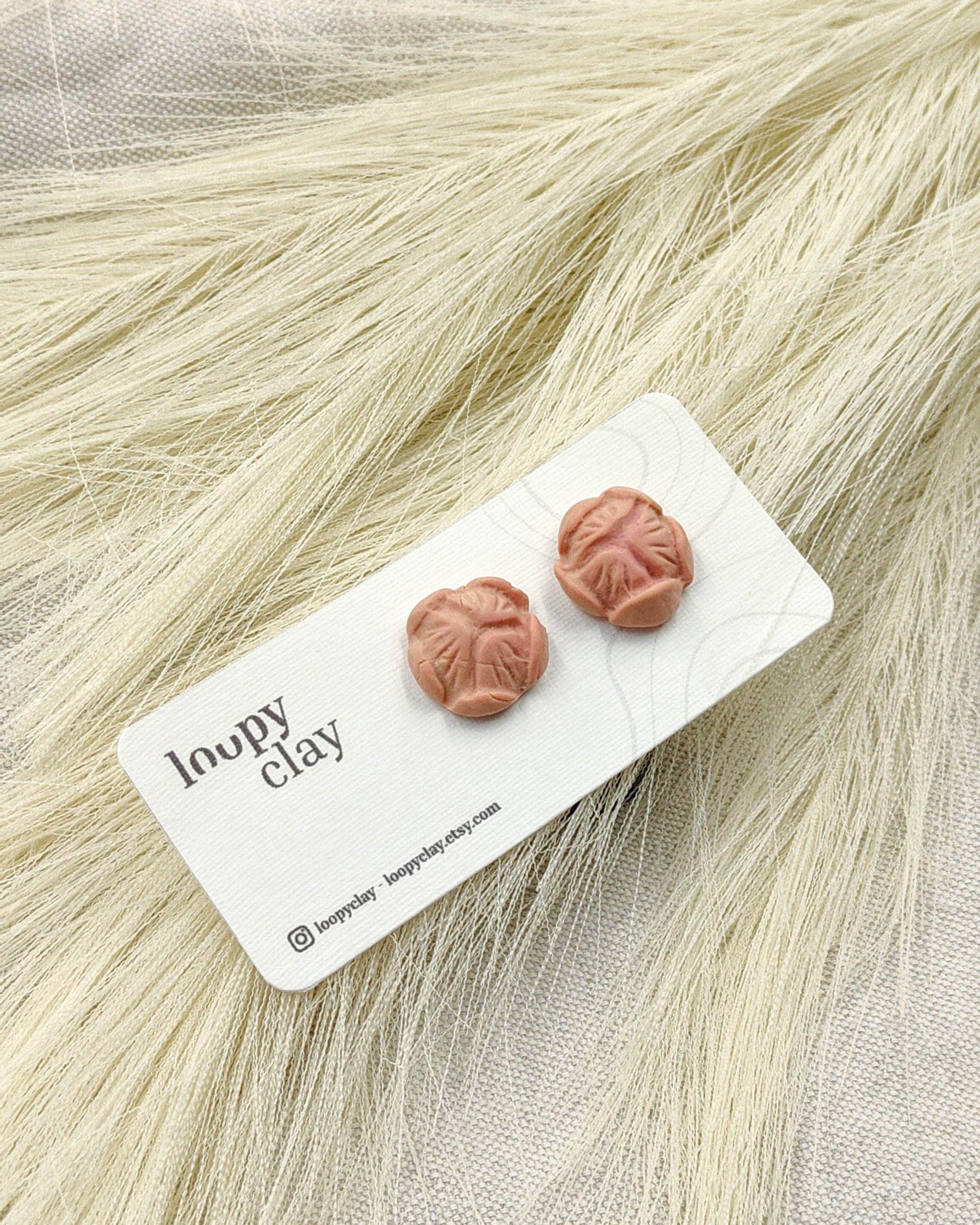 Orecchini a bottone fiori di loto - bocciolo - Loopy Clay