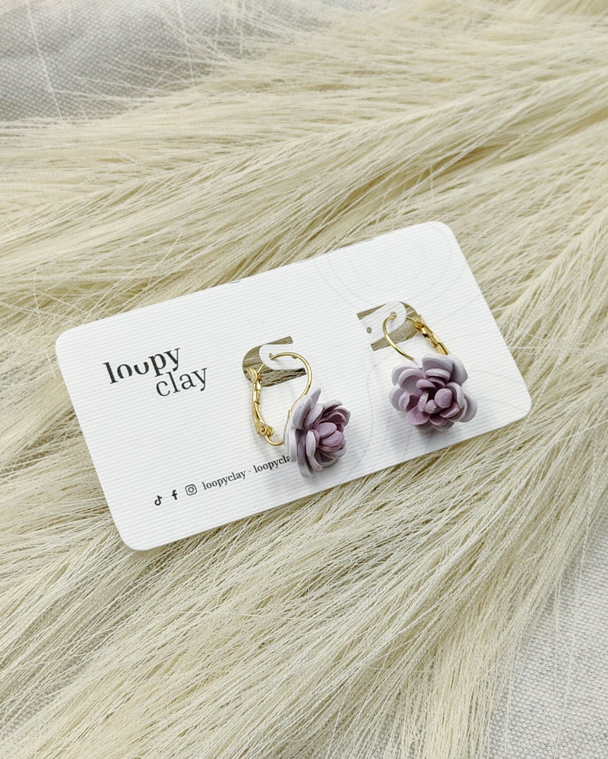 Orecchini pendenti con fiori lilla - Loopy Clay