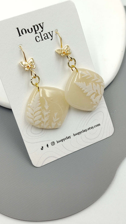 Orecchini Pendenti Artigianali | Natura Sognante: Riflessi di Vetro e Fiori a Rilievo