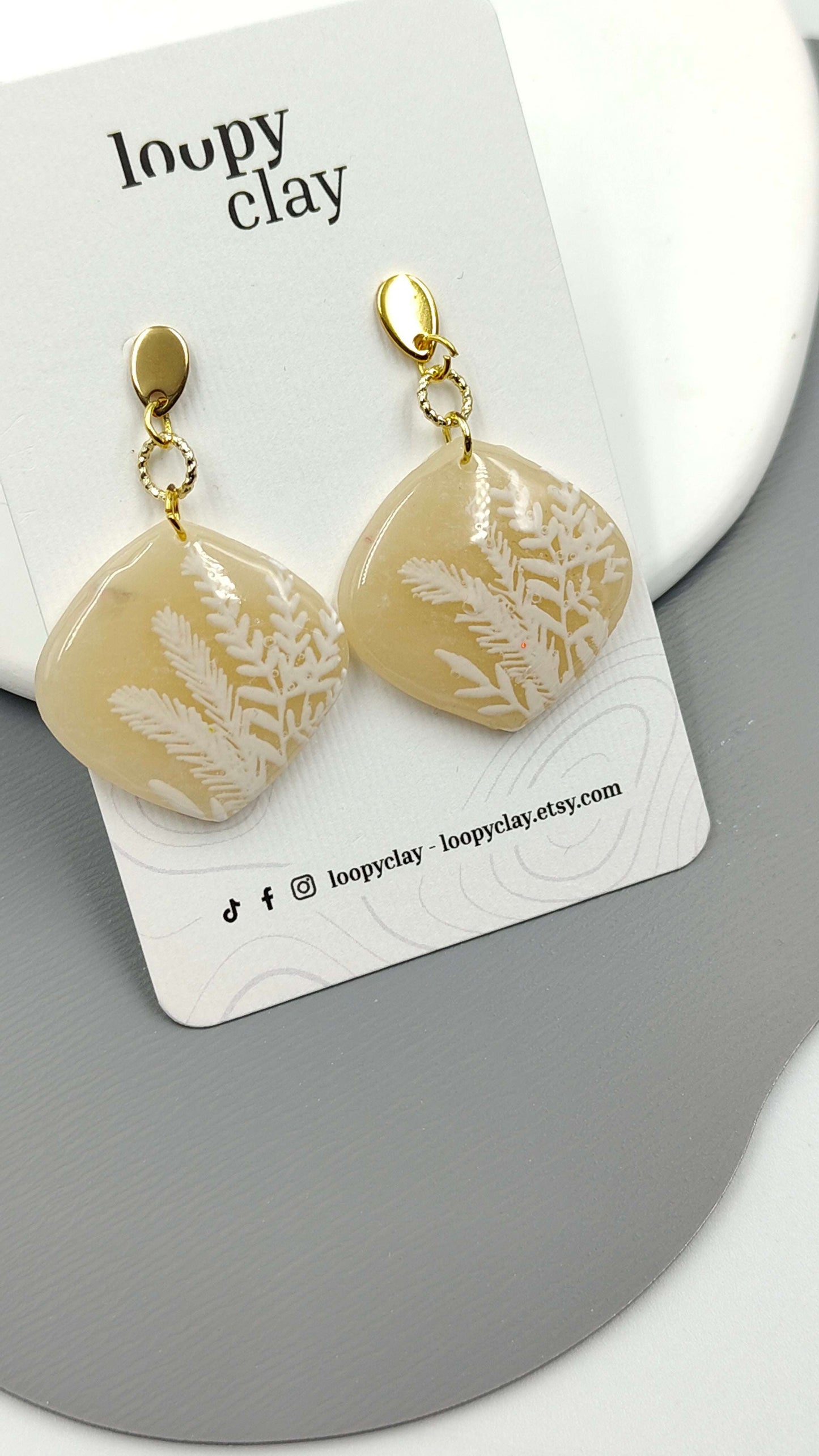 Orecchini Pendenti Artigianali | Natura Sognante: Riflessi di Vetro e Fiori a Rilievo