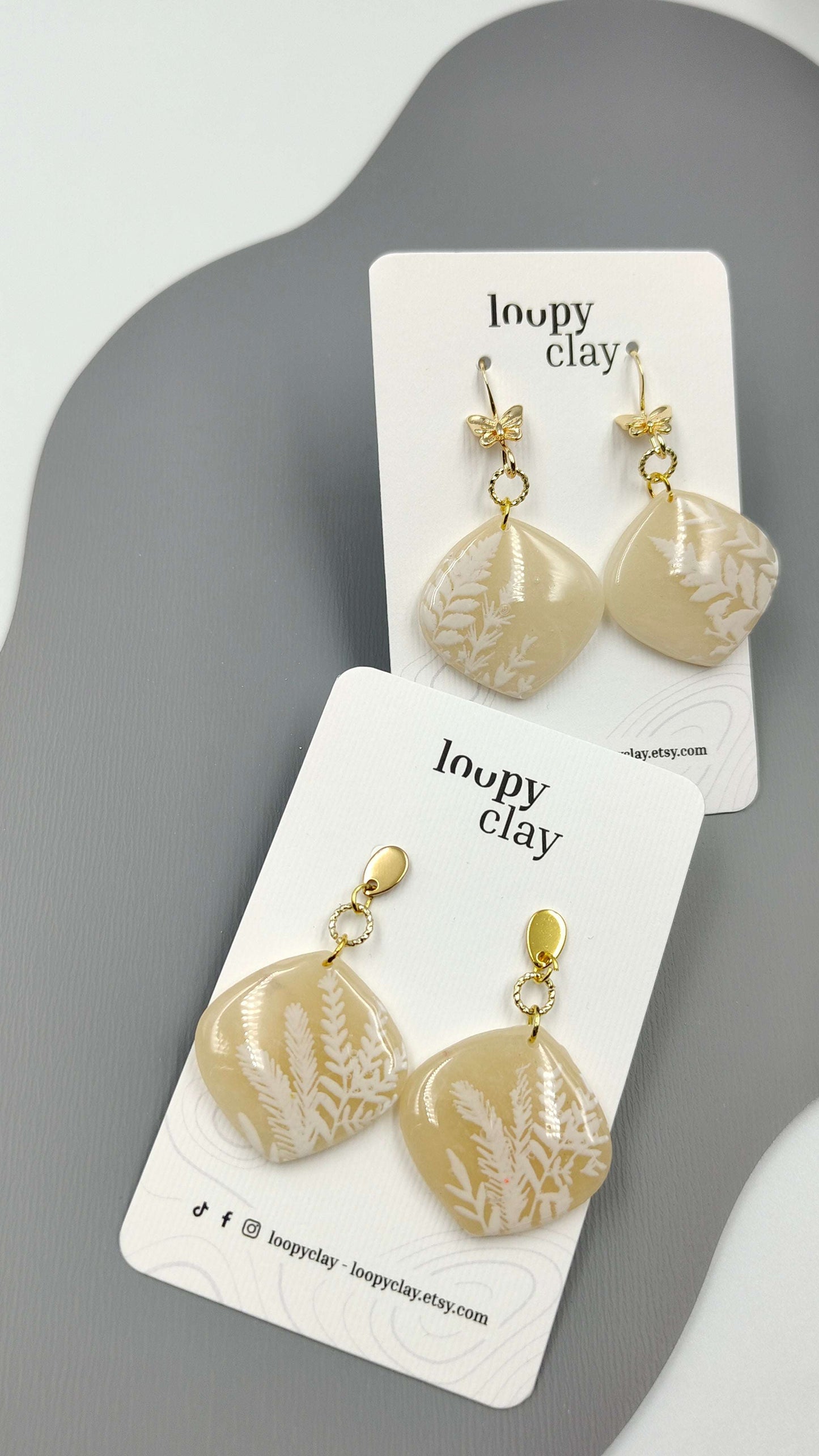 Orecchini Pendenti Artigianali | Natura Sognante: Riflessi di Vetro e Fiori a Rilievo