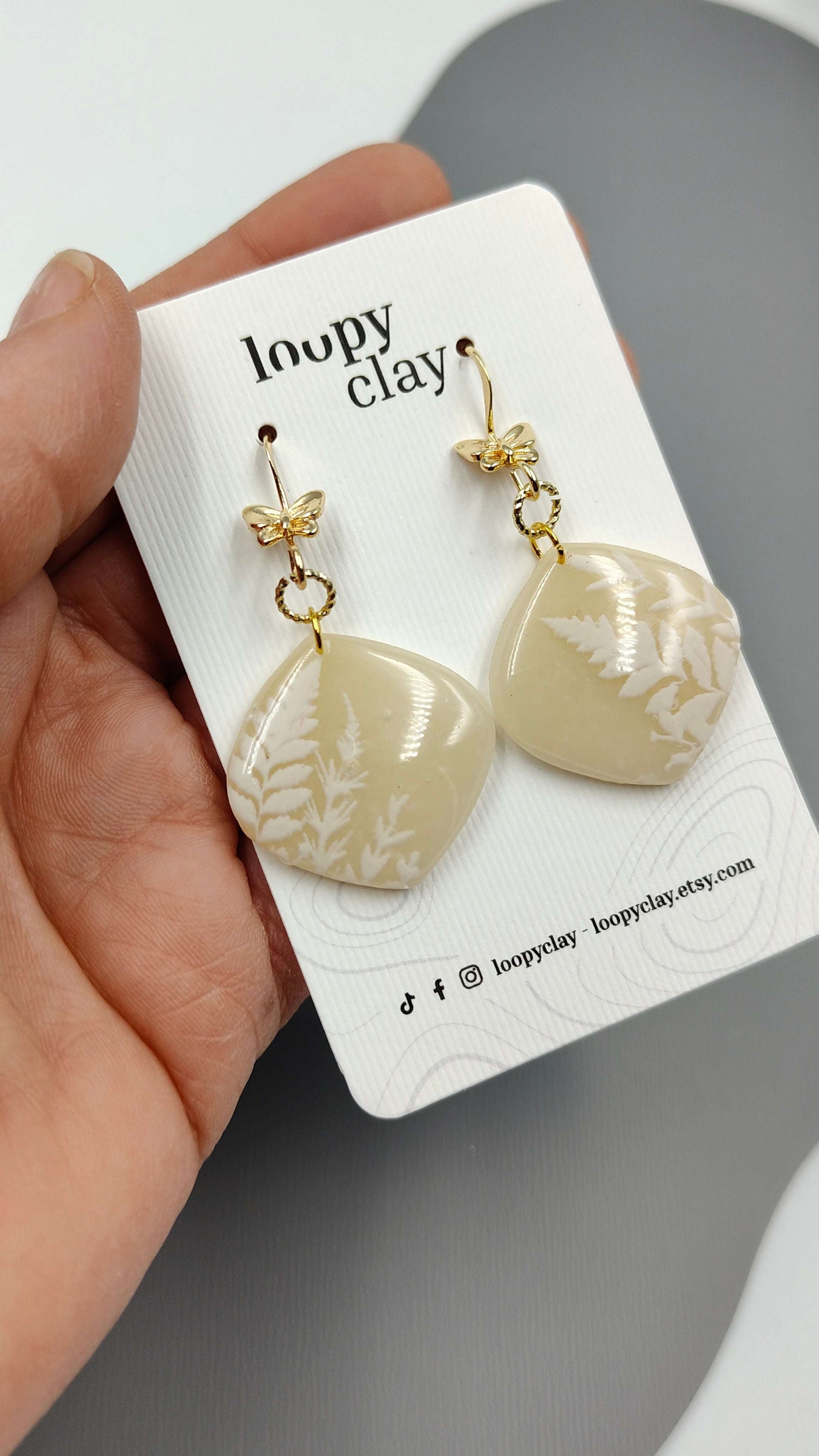 Orecchini Pendenti Artigianali | Natura Sognante: Riflessi di Vetro e Fiori a Rilievo