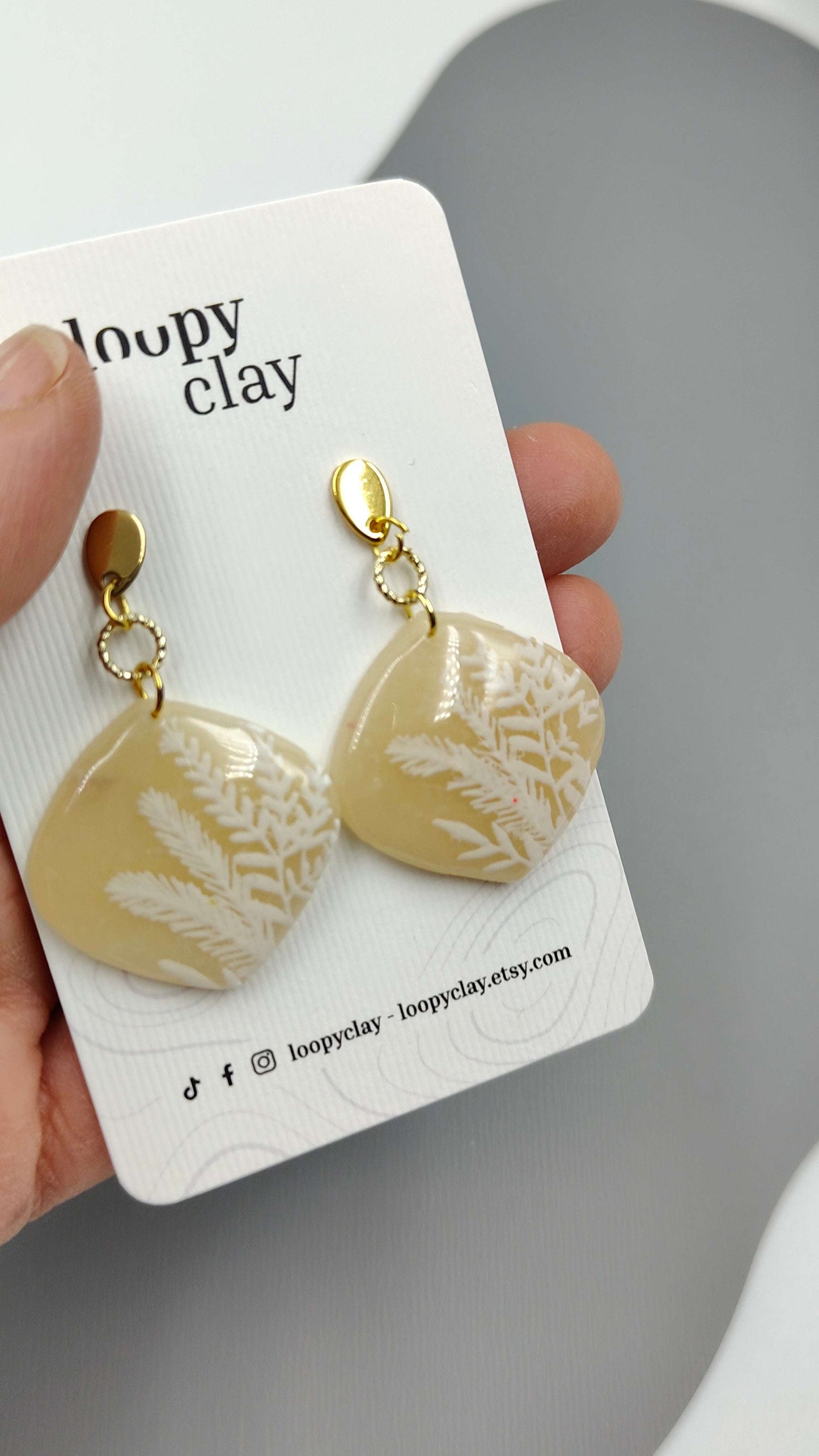 Orecchini Pendenti Artigianali | Natura Sognante: Riflessi di Vetro e Fiori a Rilievo