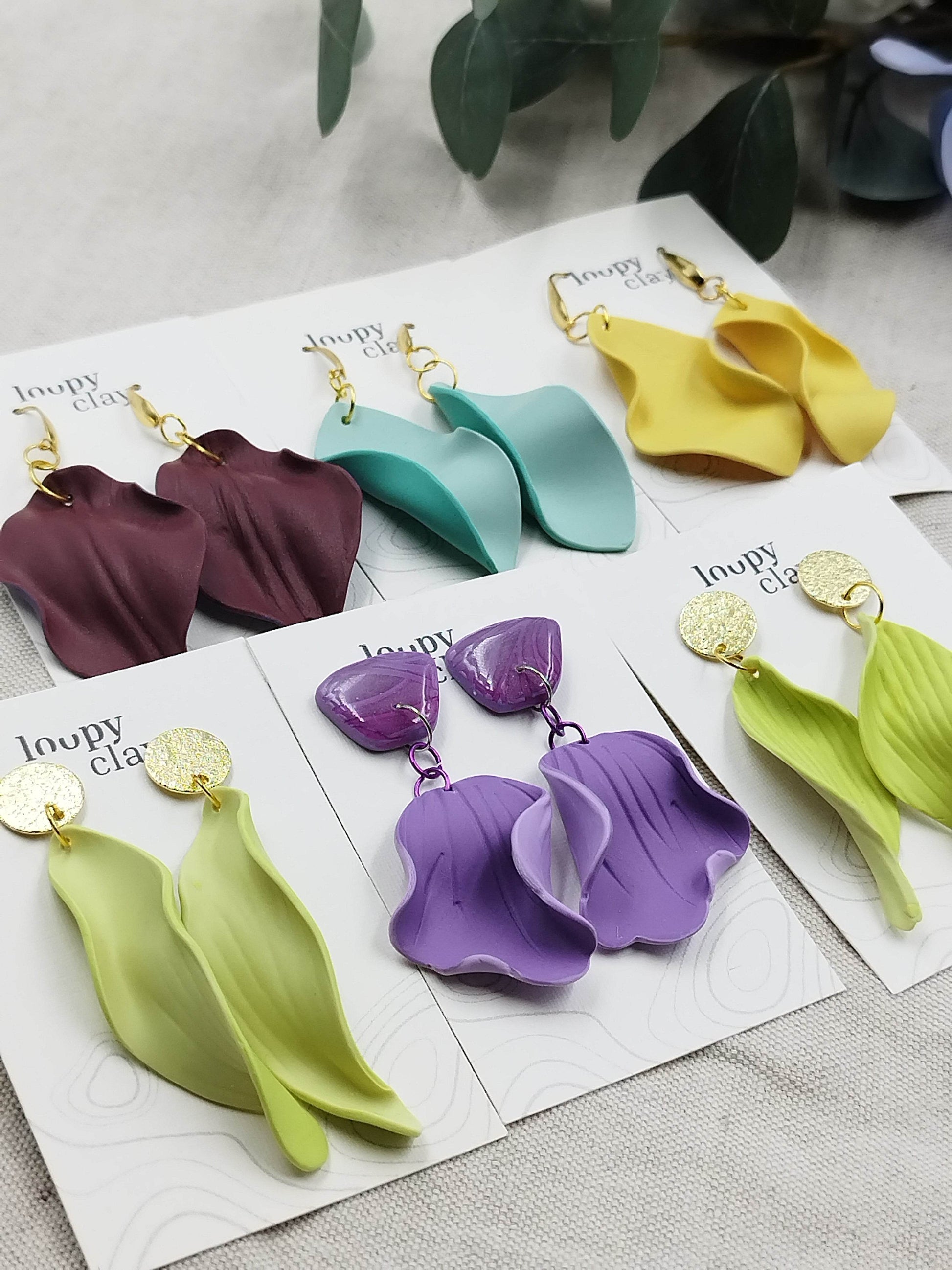 Delicati orecchini petali di fiore bicolore - Loopy Clay