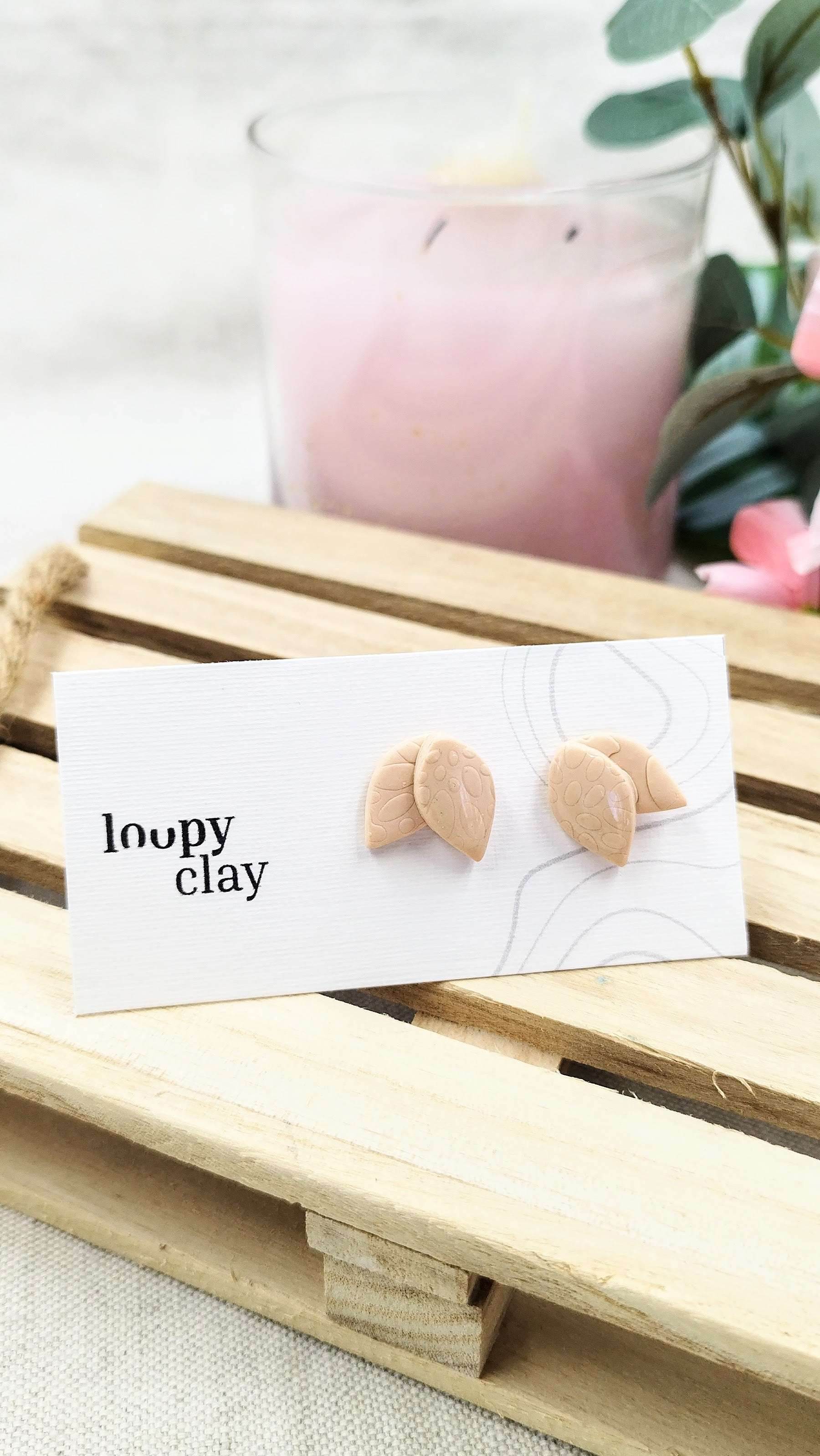 Orecchini a bottone minimal leaf - giallo, rosa e turchese - Loopy Clay