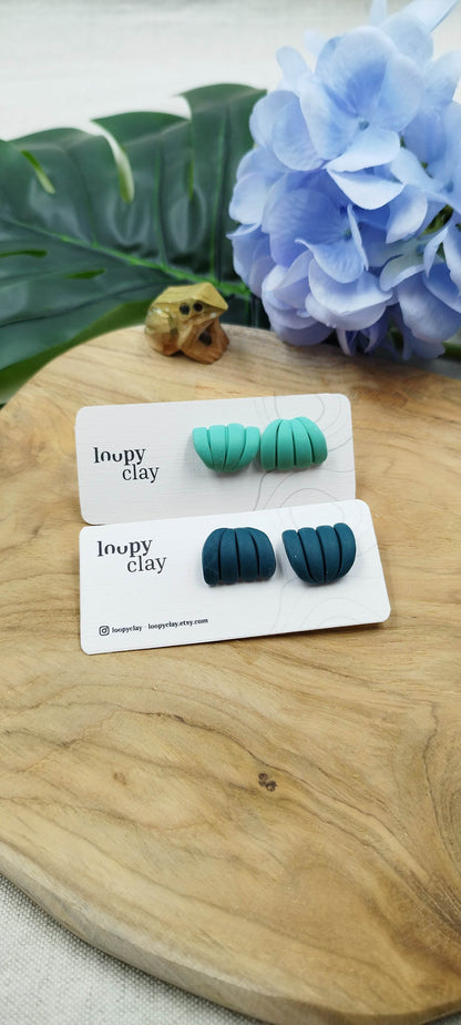 Orecchini Huggies conchiglia astratta