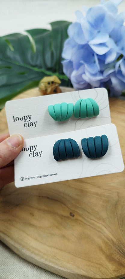 Orecchini Huggies conchiglia astratta