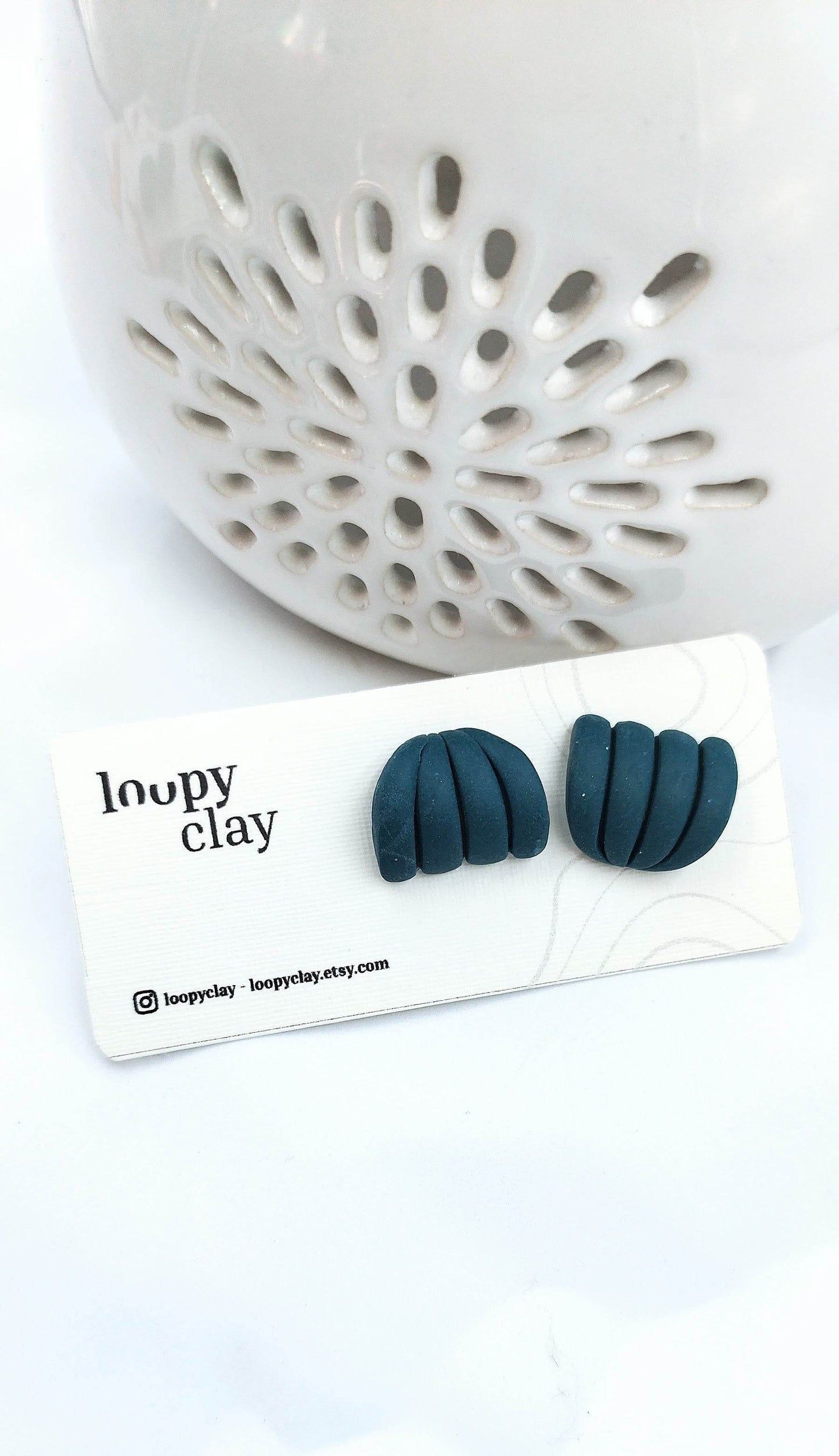Orecchini Huggies conchiglia astratta - Loopy Clay