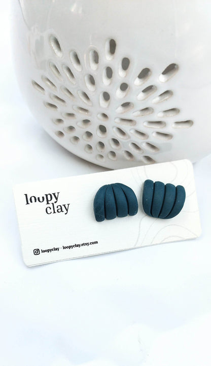 Orecchini Huggies conchiglia astratta