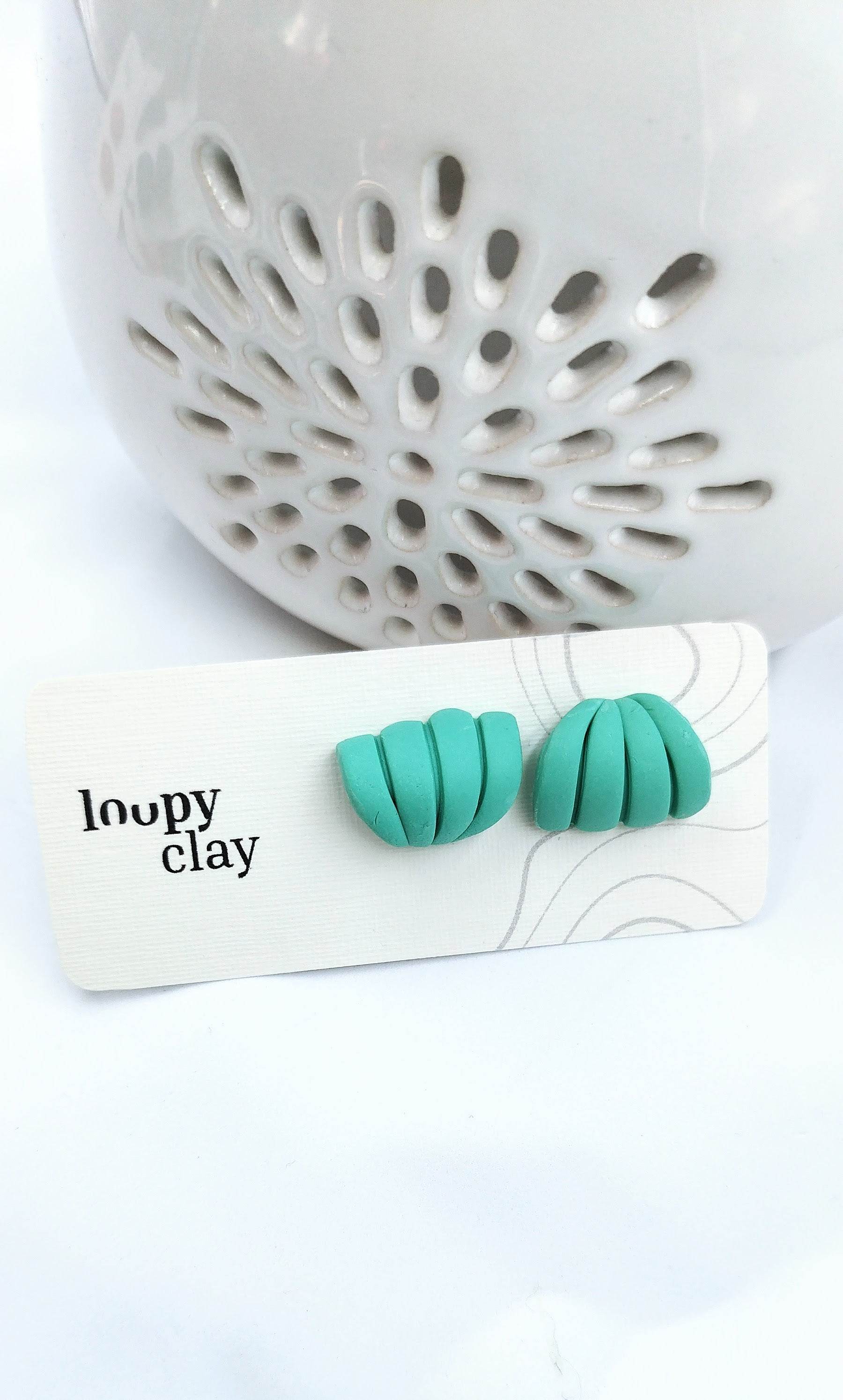 Orecchini Huggies conchiglia astratta - Loopy Clay