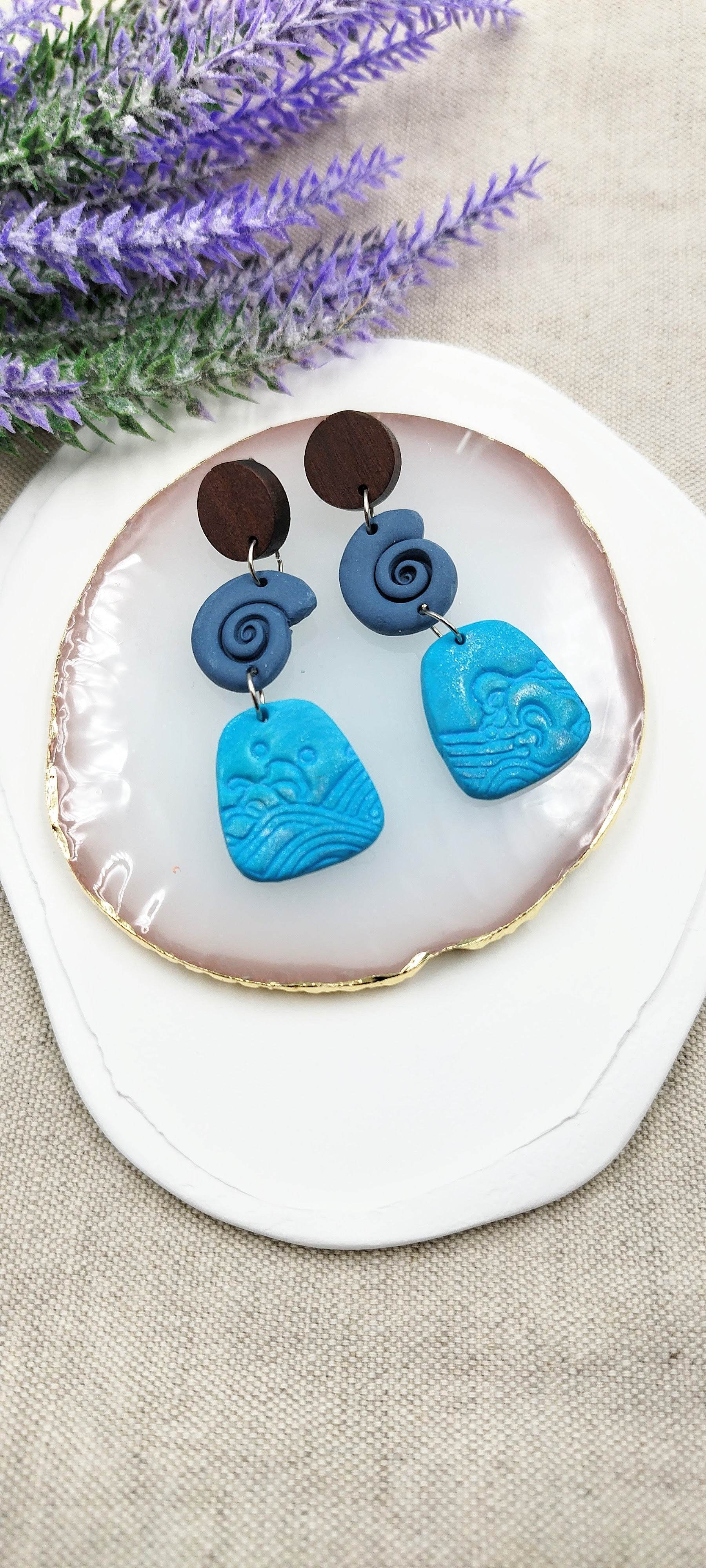 Orecchini blu e turchese onde del mare - tocco etnico - Loopy Clay