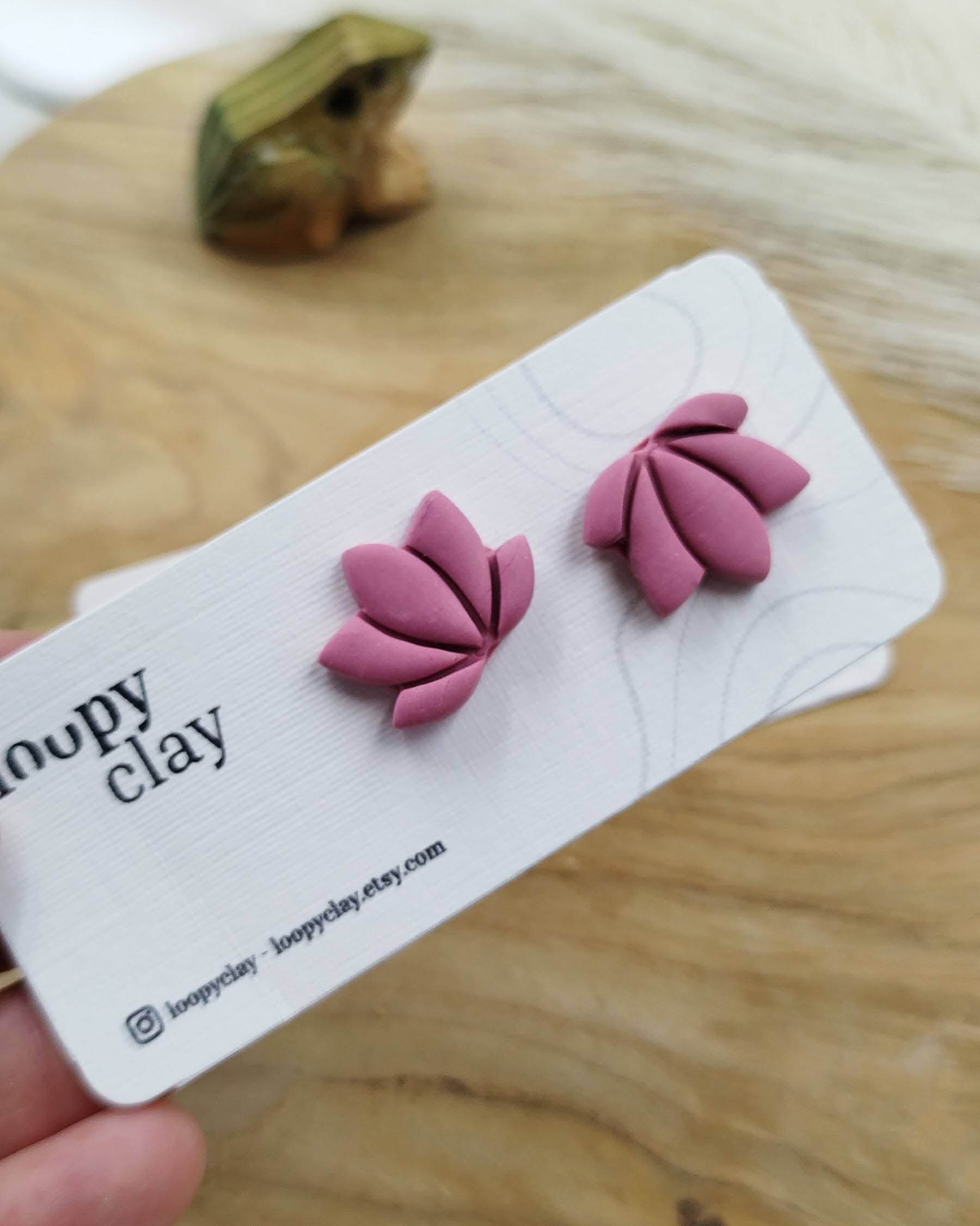 Orecchini fiori di loto - minimali ed eleganti - Loopy Clay