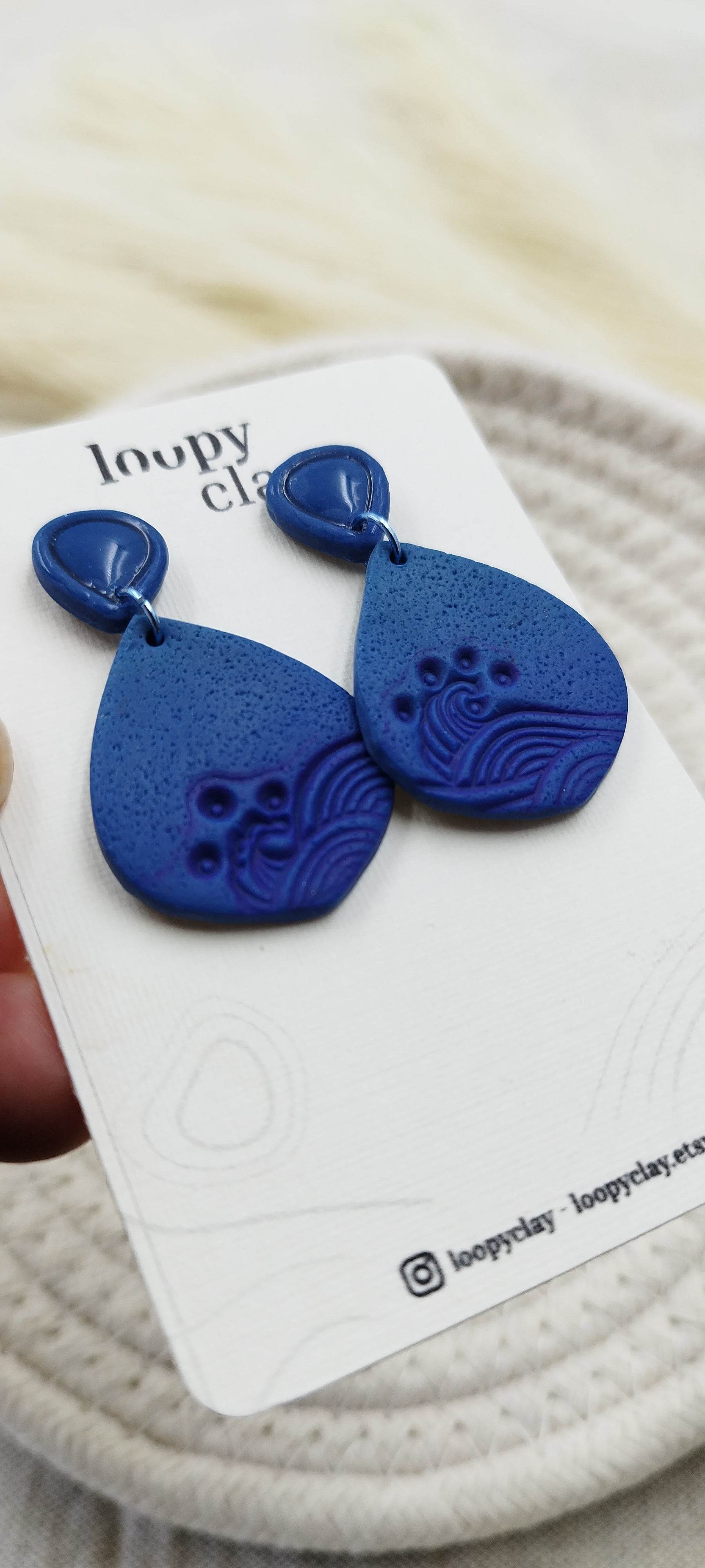 Orecchini pendenti a goccia onde del mare - Loopy Clay