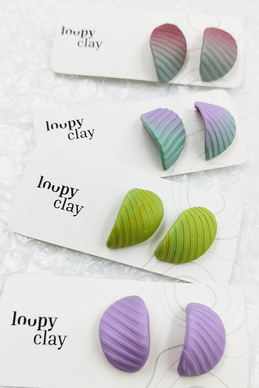 Orecchini a bottone minimal huggies leaf - Loopy Clay
