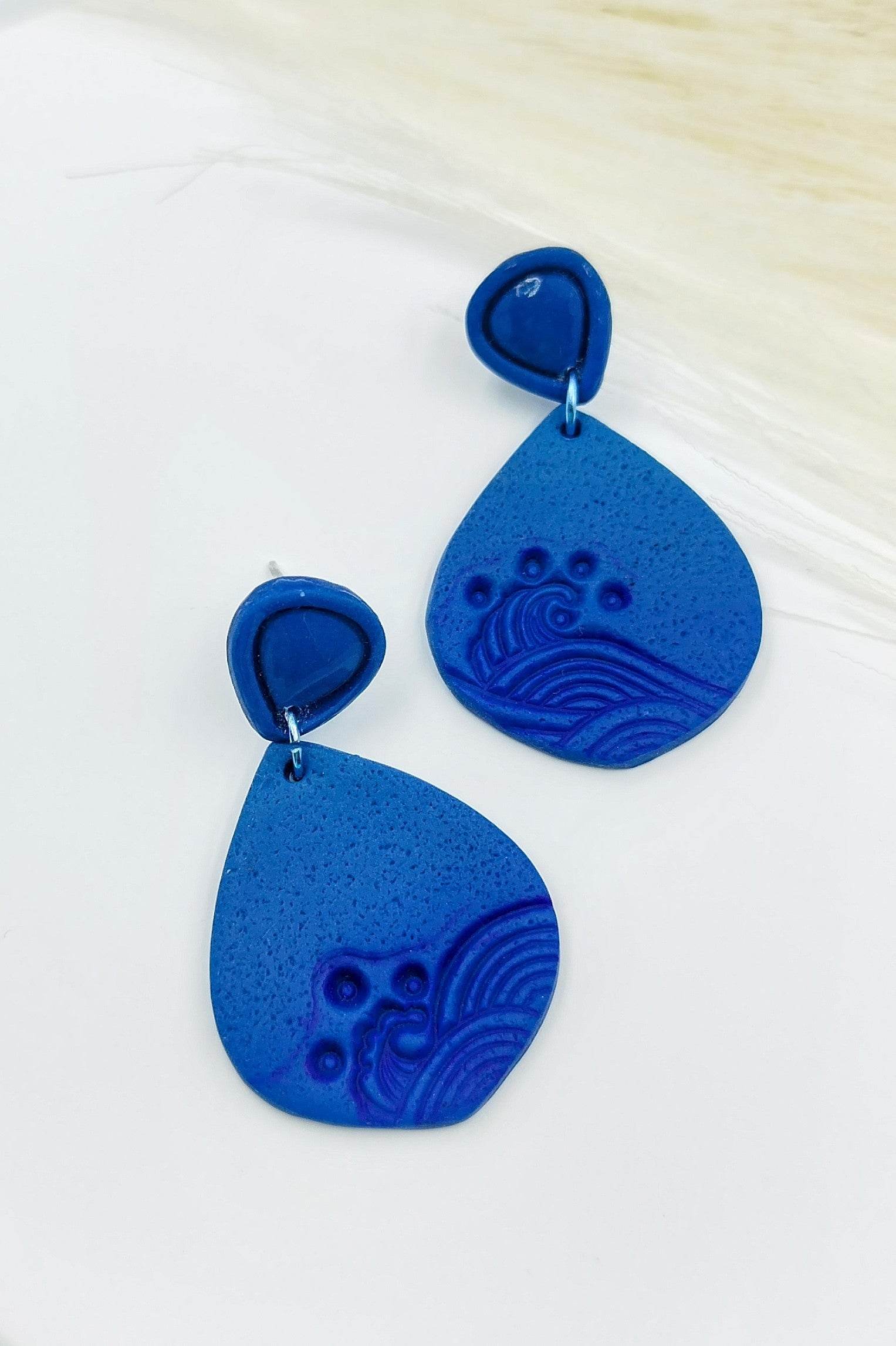Orecchini pendenti a goccia onde del mare - Loopy Clay