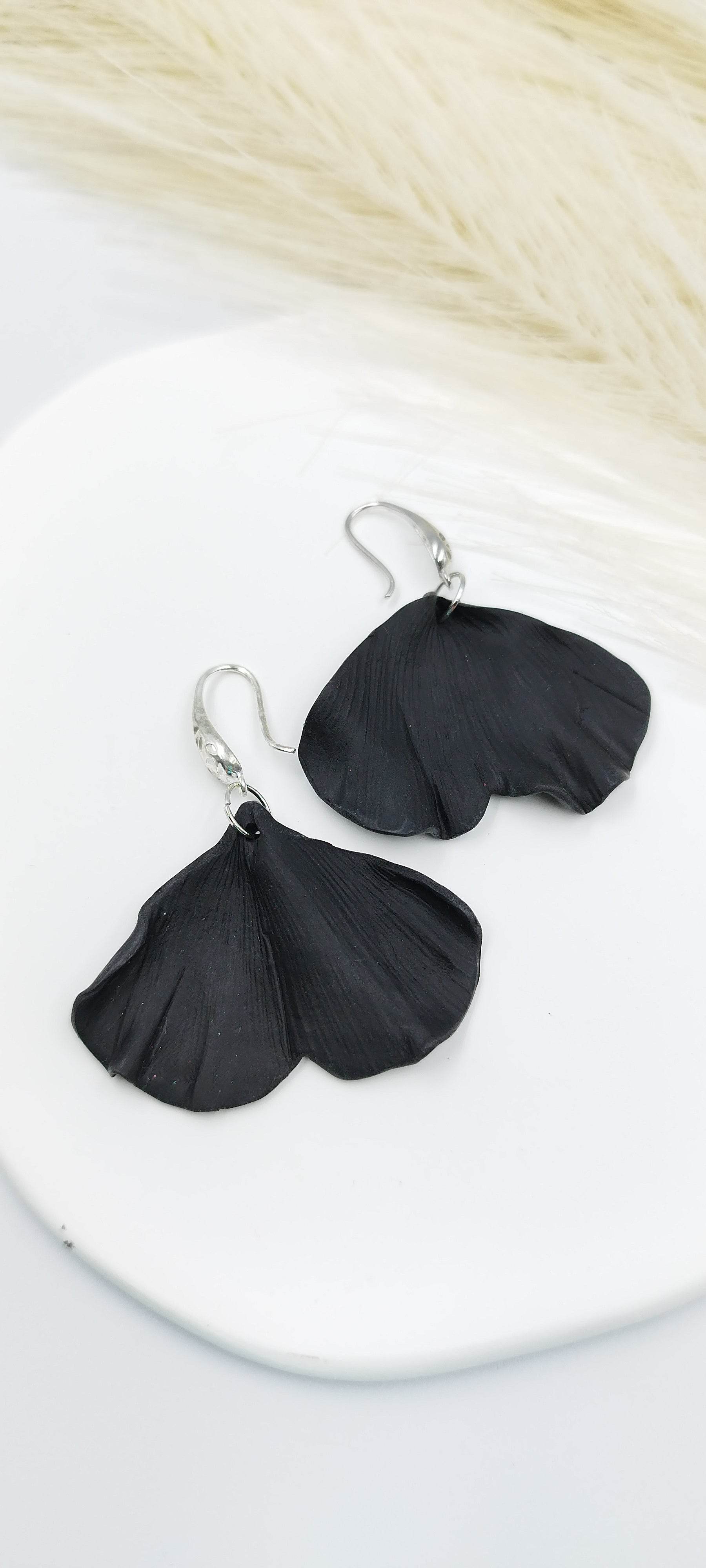 Orecchini eleganti petalo nero ginko - Loopy Clay