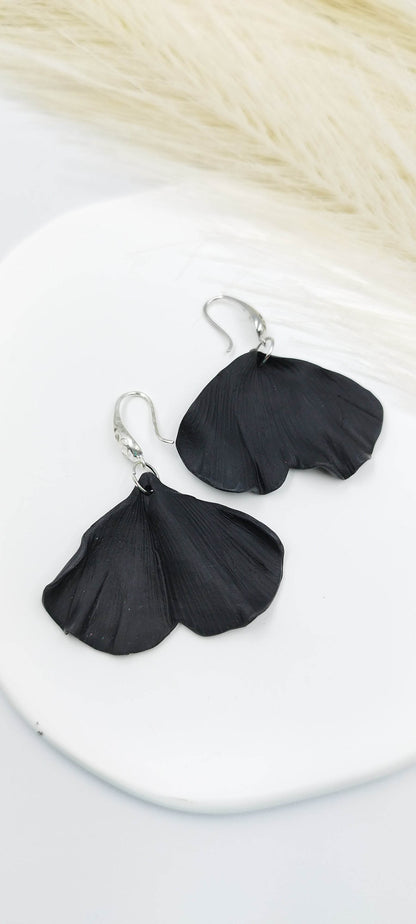 Orecchini eleganti petalo nero ginko | eleganza mai banale