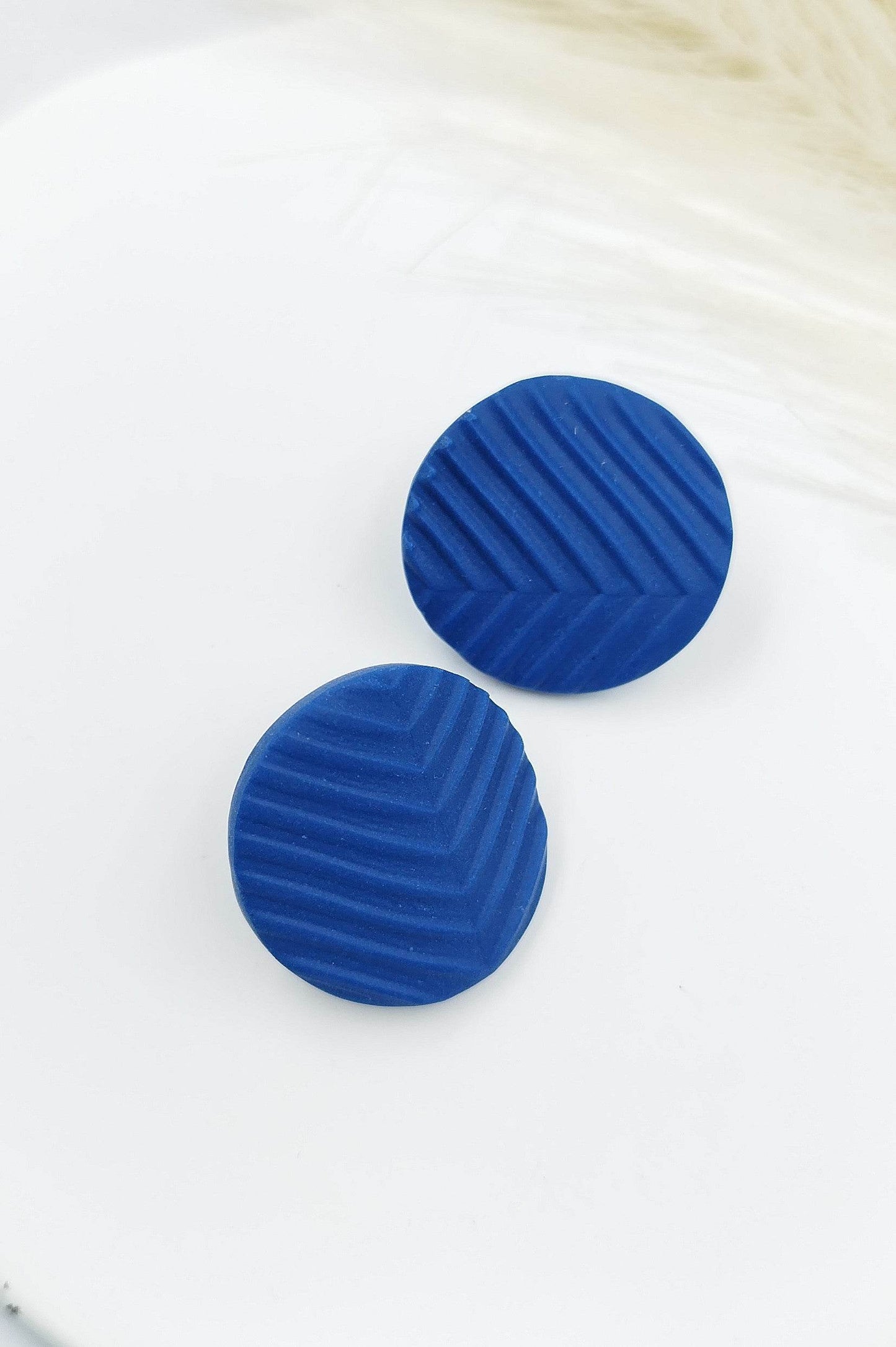Orecchini a bottone minimal huggies - Loopy Clay