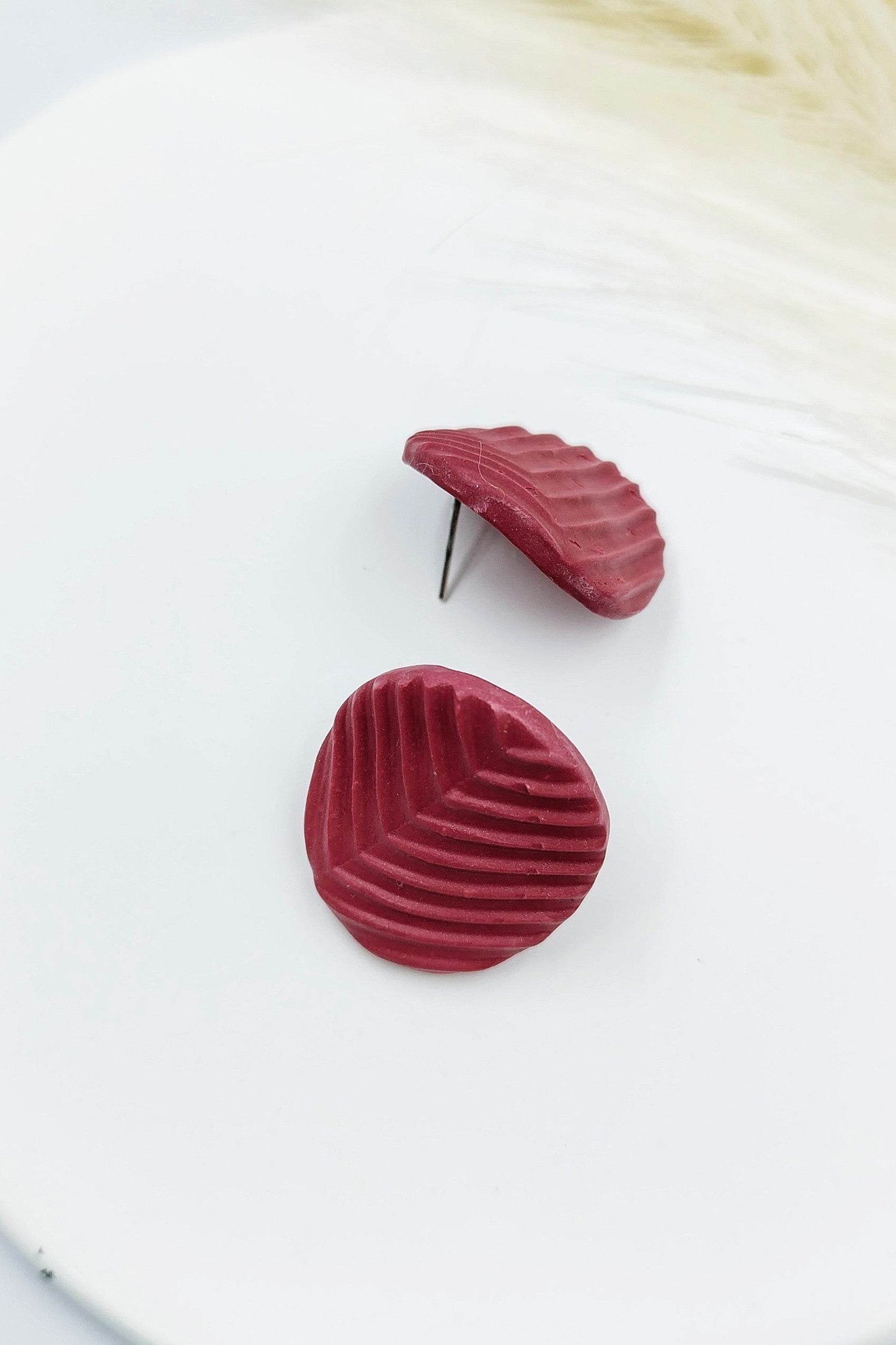 Orecchini a bottone minimal huggies - Loopy Clay
