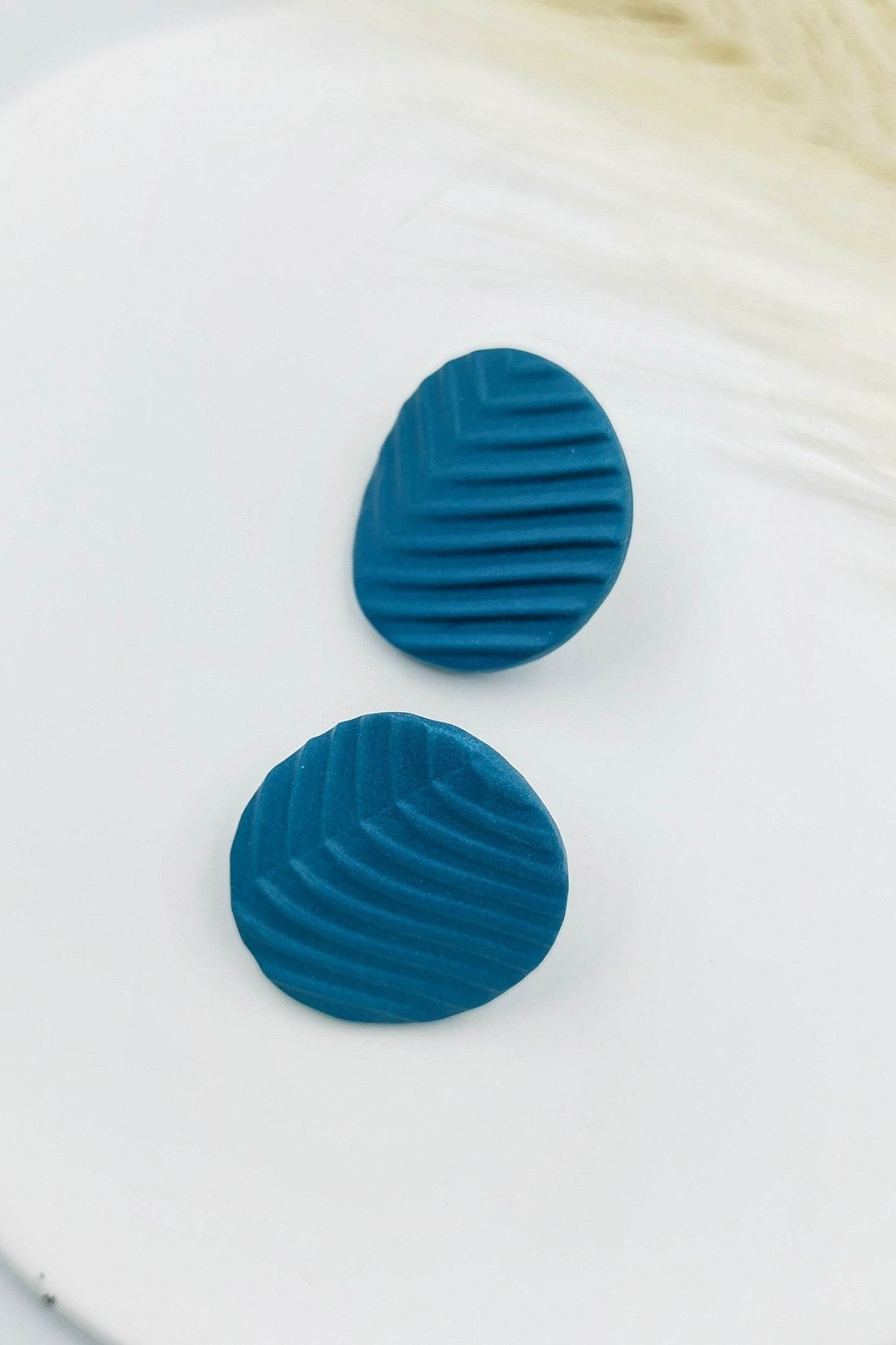 Orecchini a bottone minimal huggies - Loopy Clay