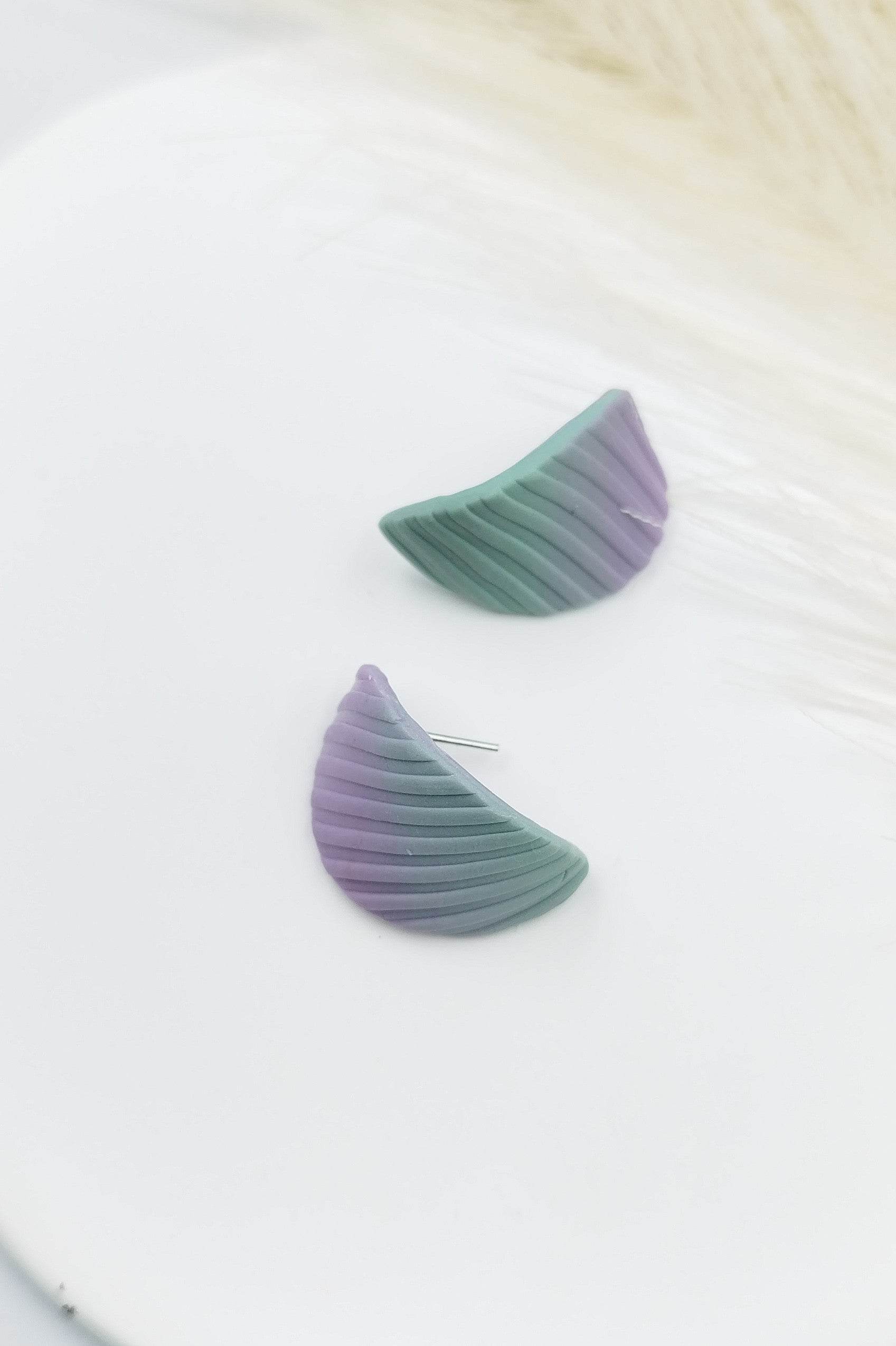 Orecchini a bottone minimal huggies leaf - Loopy Clay