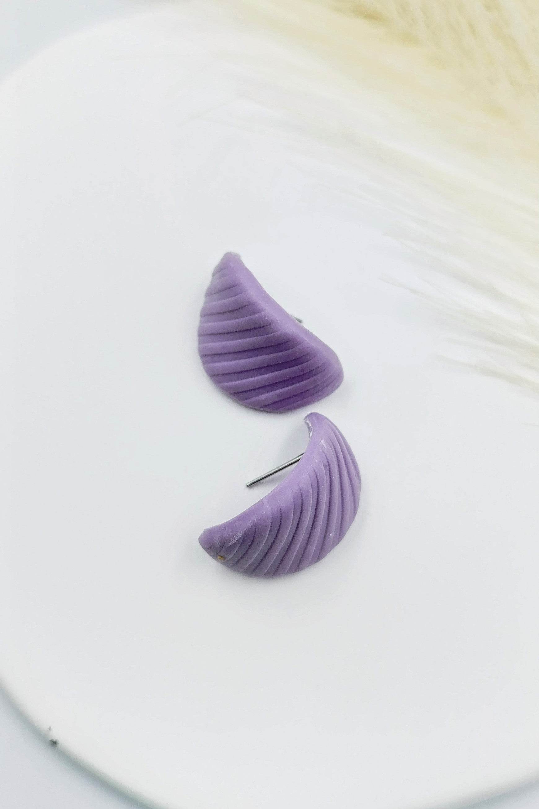 Orecchini a bottone minimal huggies leaf - Loopy Clay