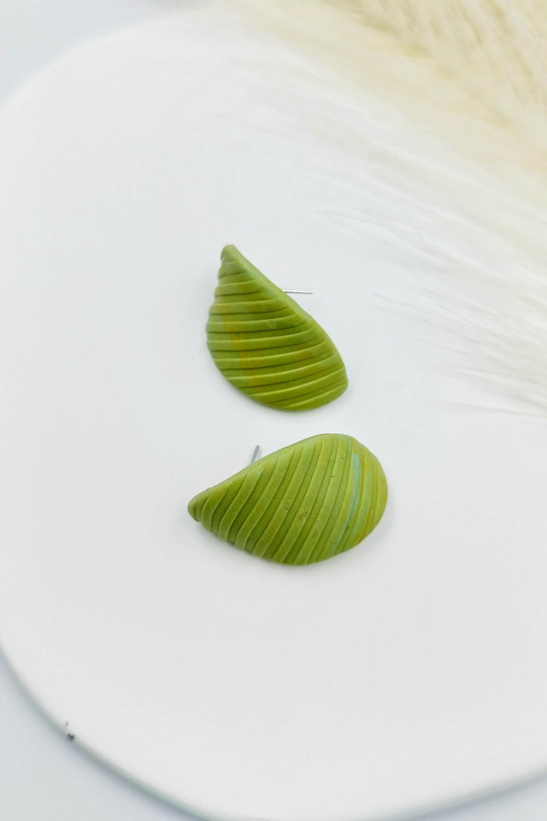 Orecchini a bottone minimal huggies leaf - Loopy Clay