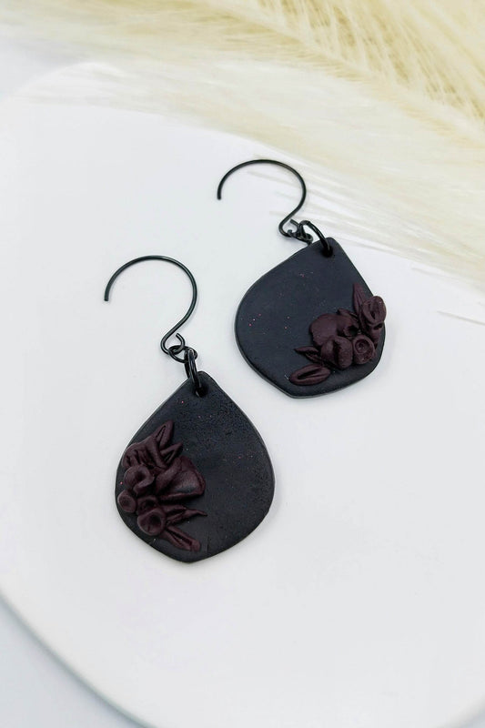Orecchini a goccia - fiori notturni totale black - Loopy Clay