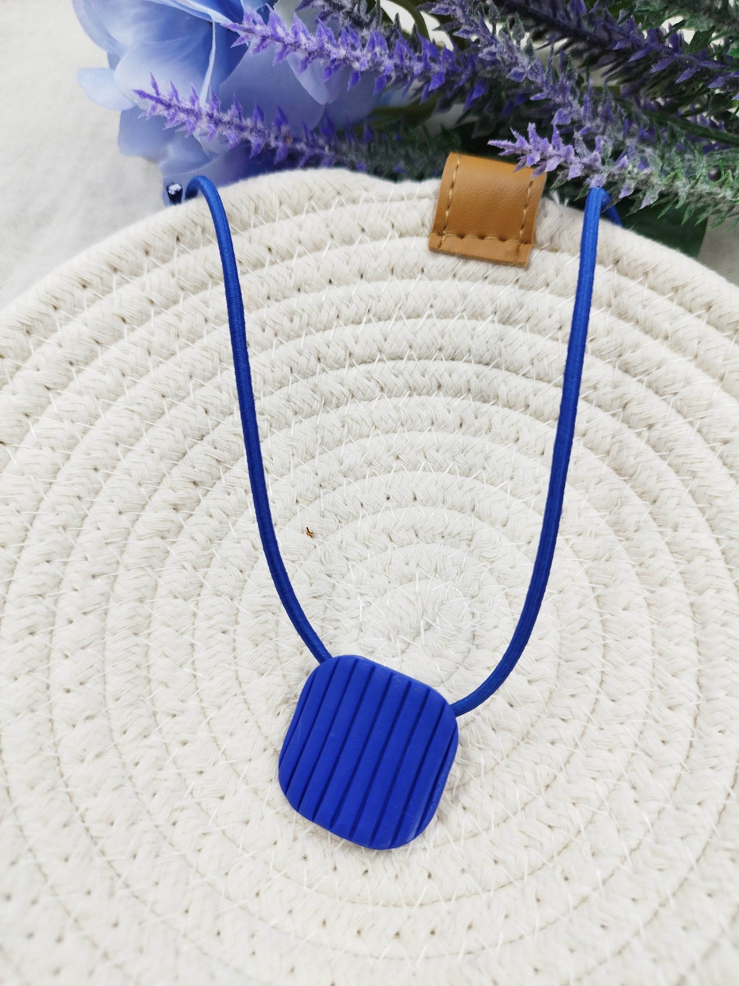Collana Design Minimal Blu Elettrico - Loopy Clay