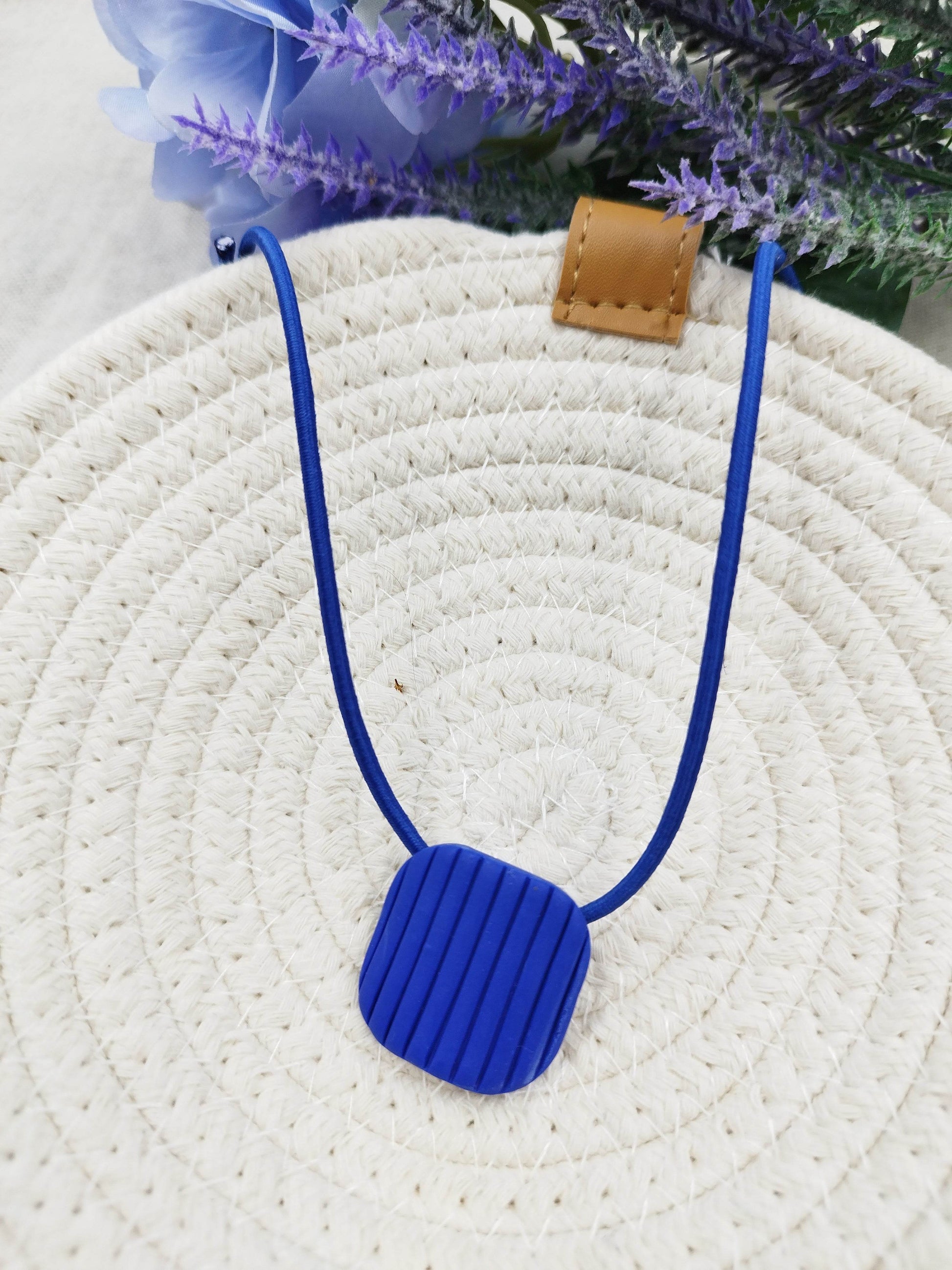 Collana Design Minimal Blu Elettrico