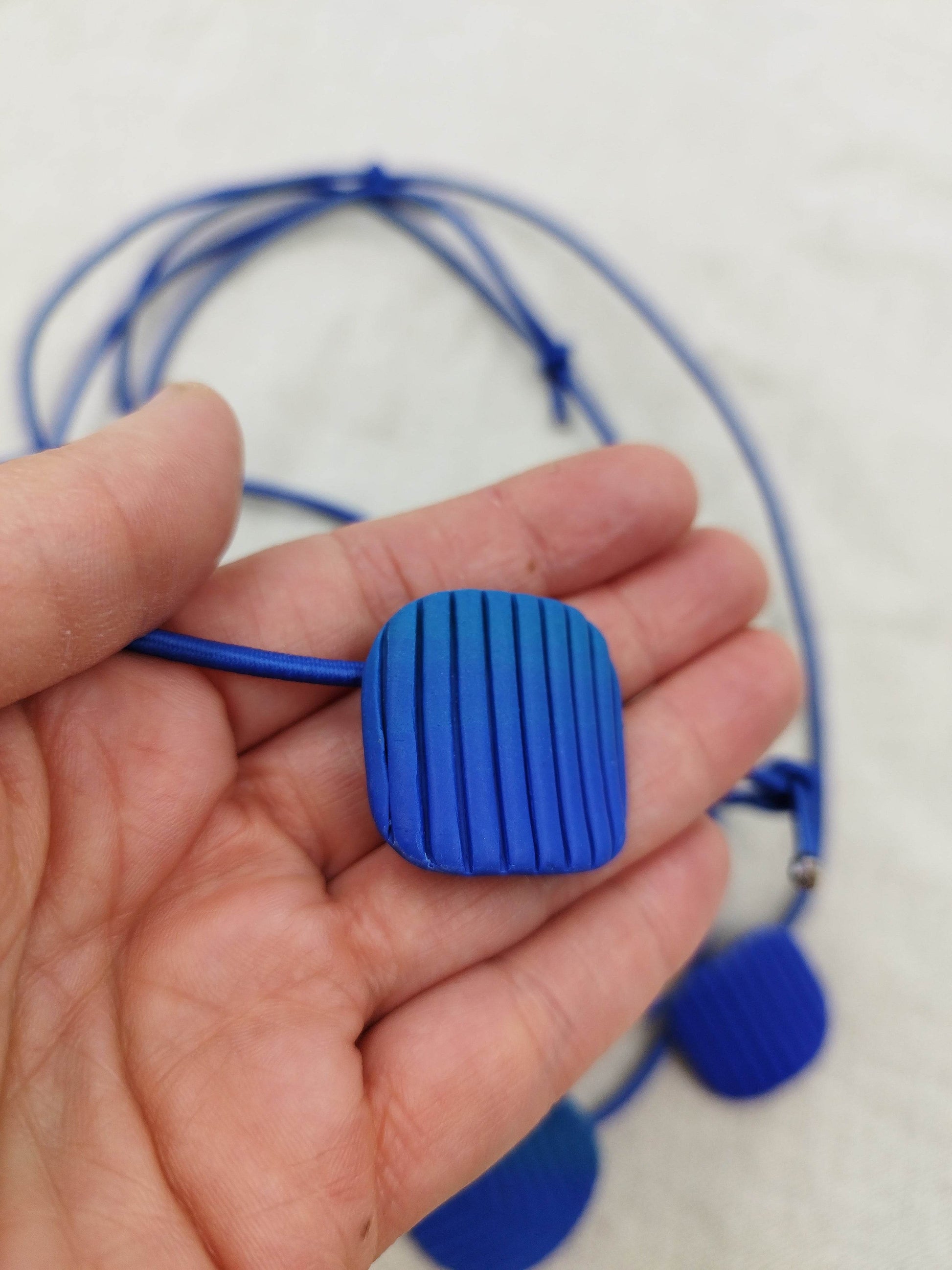 Collana Design Minimal Blu Elettrico - Loopy Clay