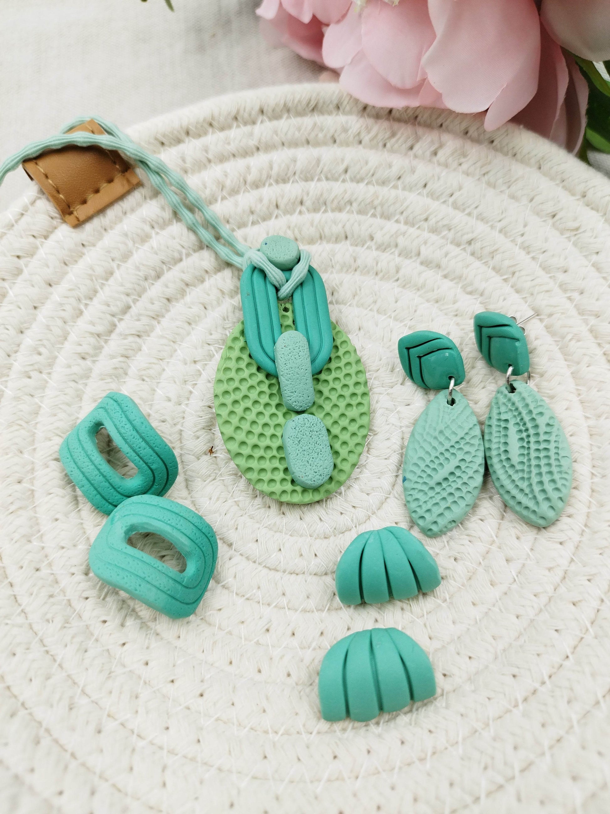 Collana Design - minimal etnico boho dalle tonalità marine - Loopy Clay