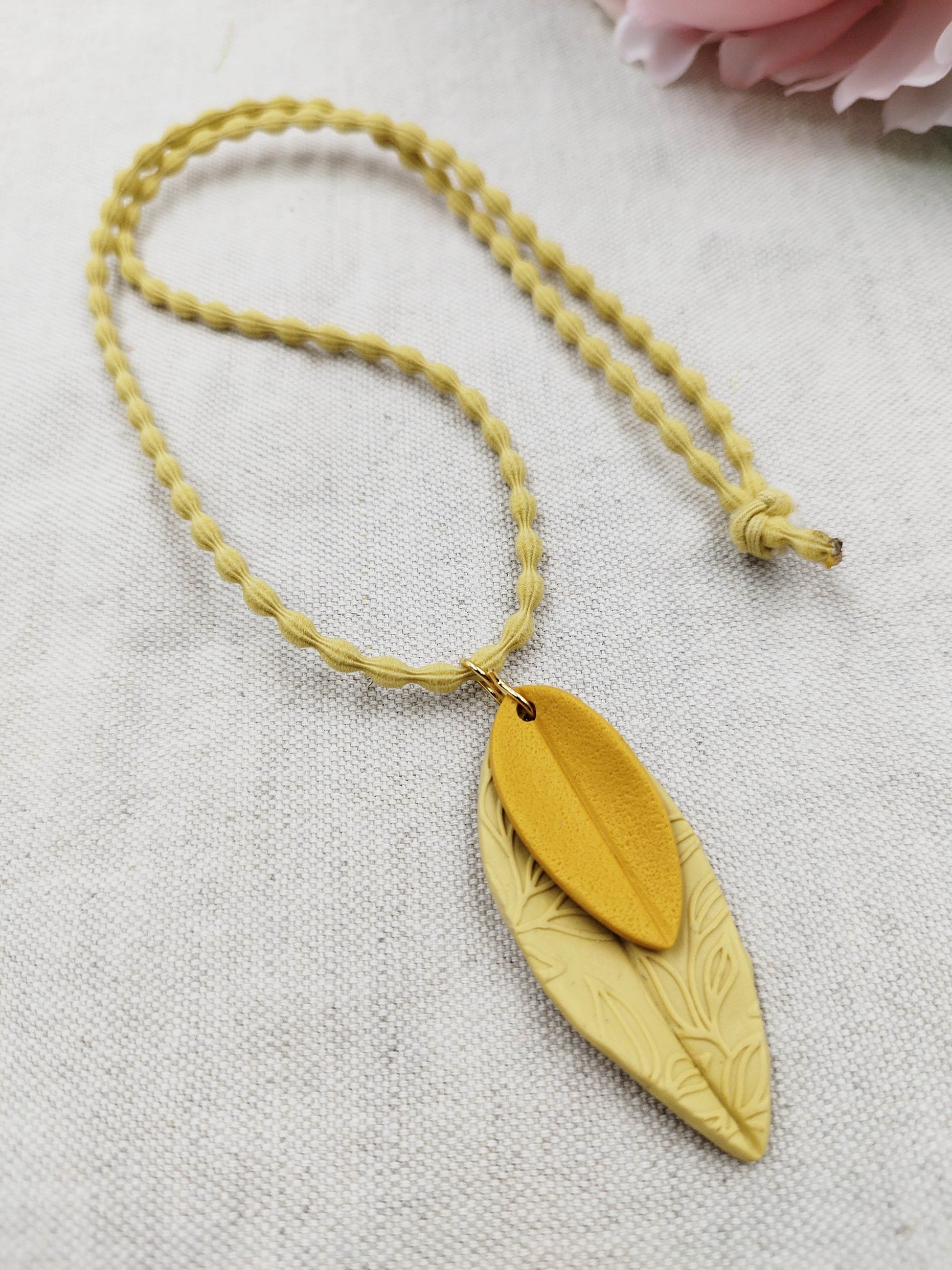 Ciondolo Foglia Design natura con rilievi