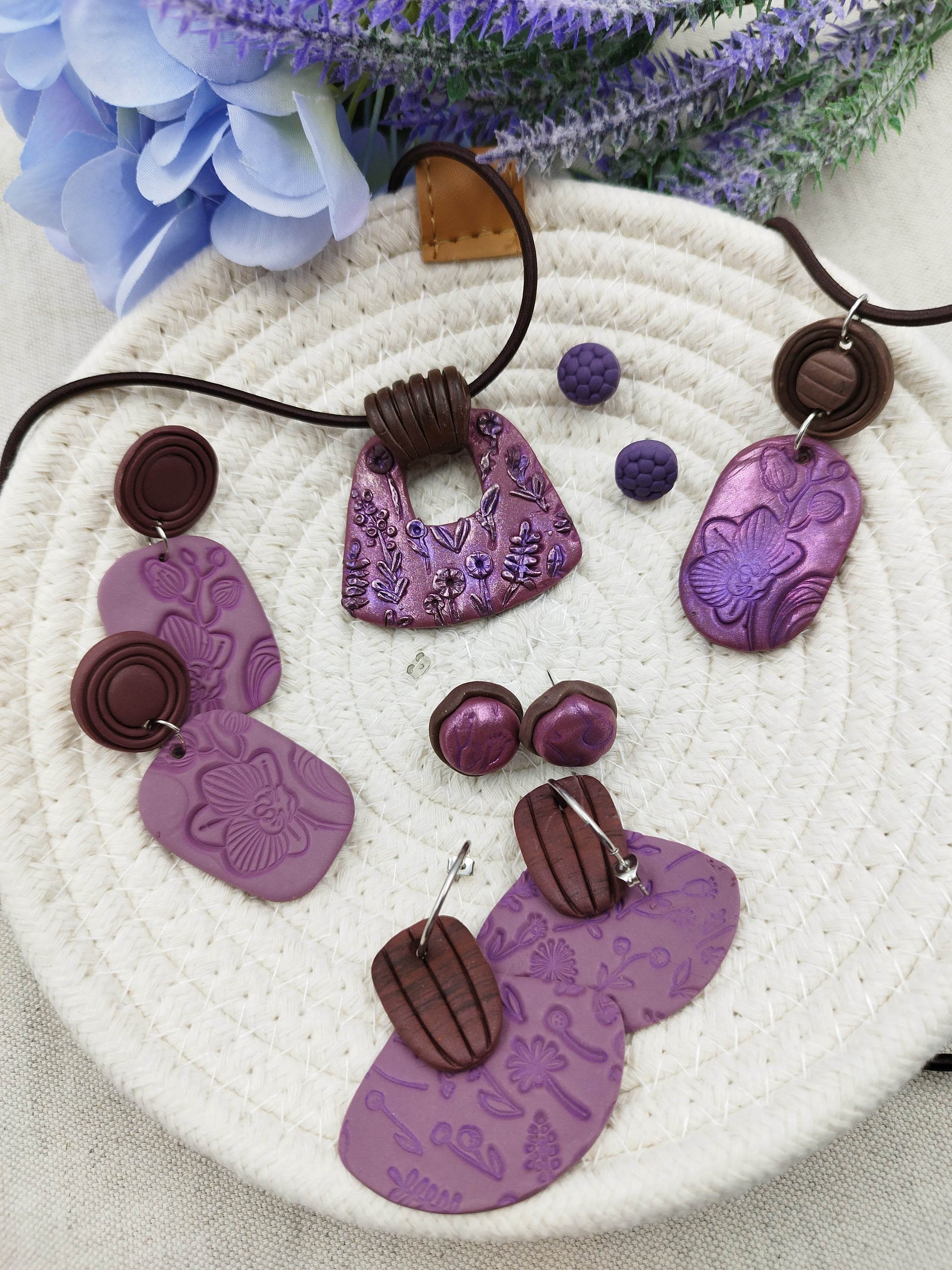 Collana in Stile Etnico con disegno di orchidee - Loopy Clay