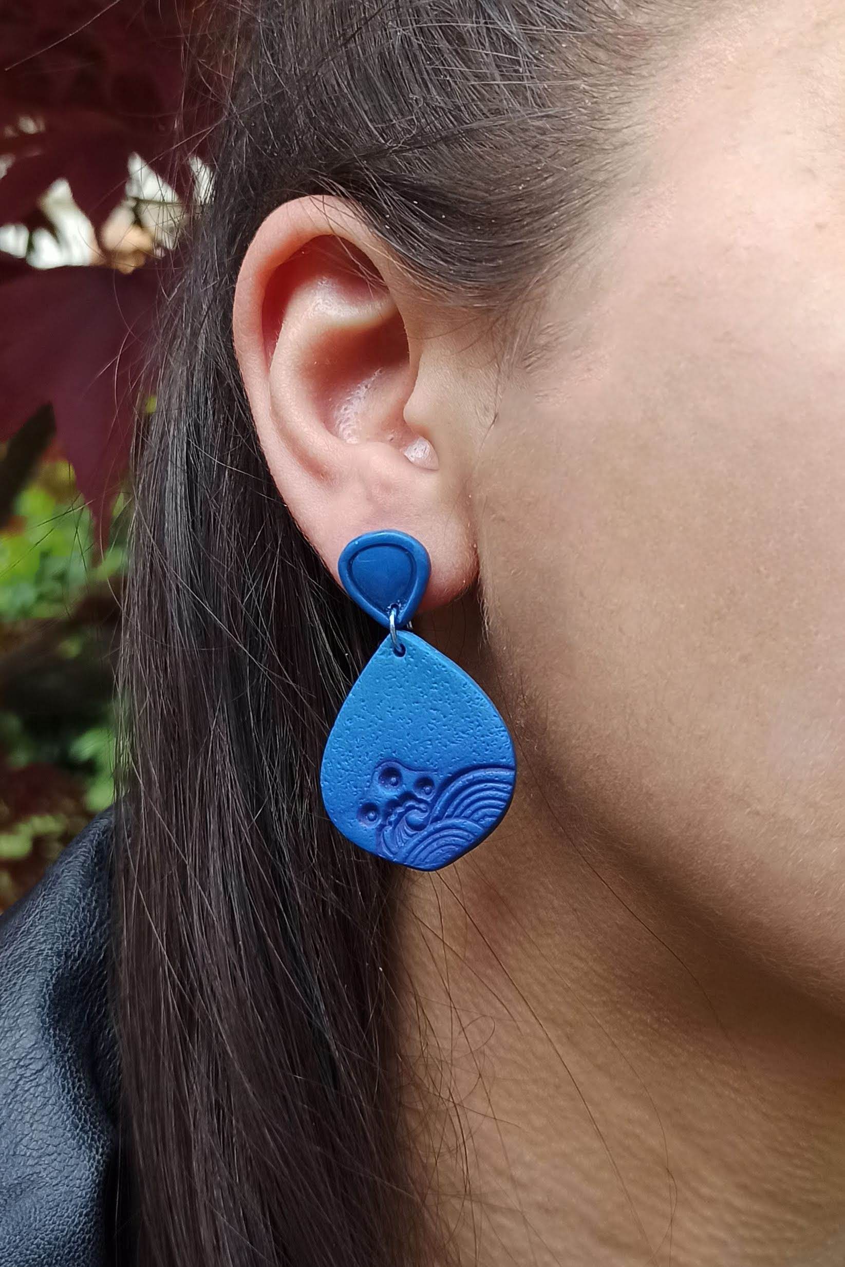 Orecchini pendenti a goccia onde del mare - Loopy Clay