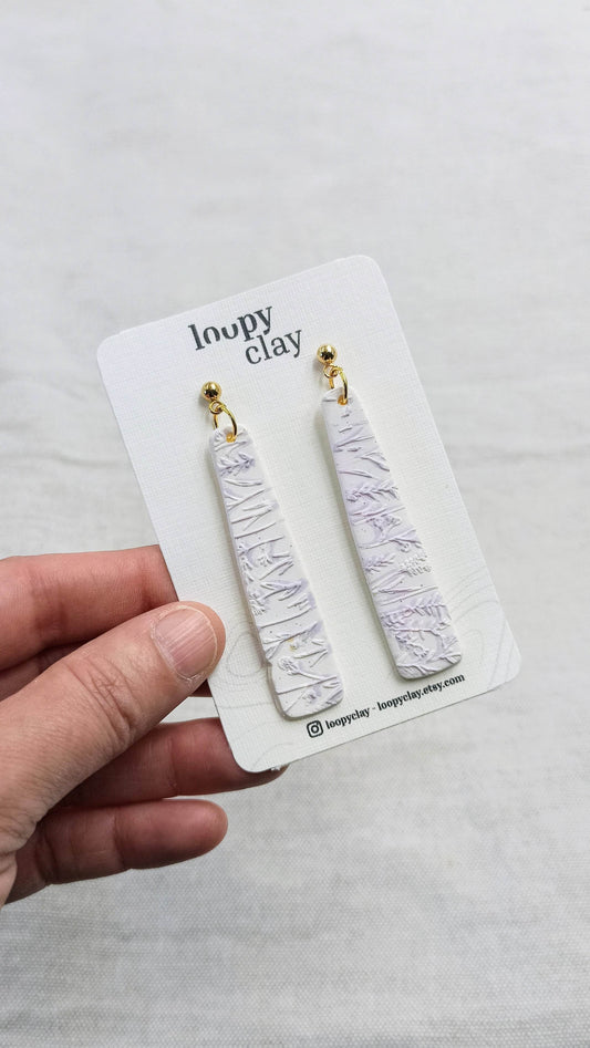 Orecchini pendenti a barra Eleganza Bianca fiori lilla - Loopy Clay